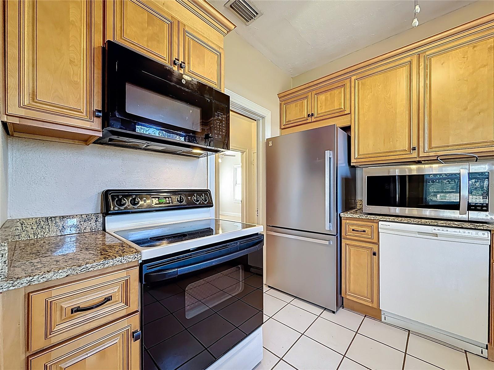 Listing photo id 11 for 1136 12th Street N