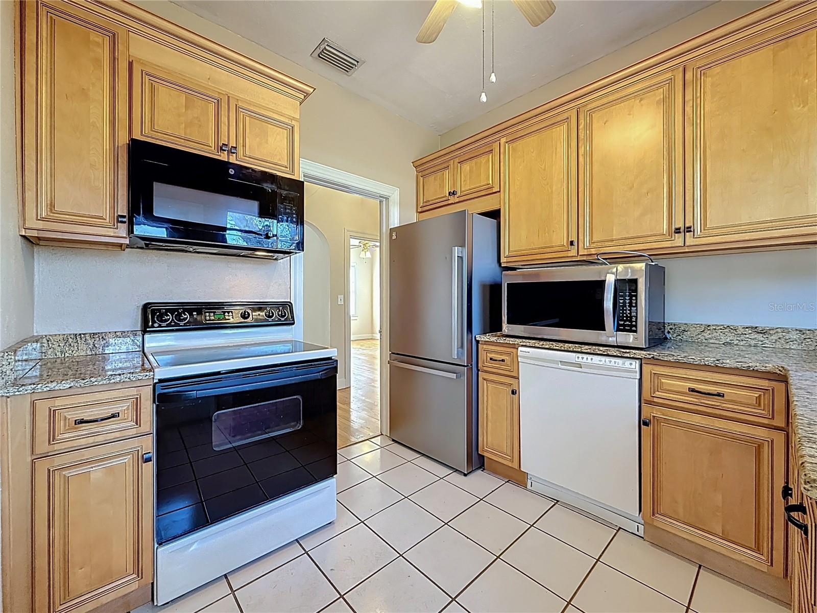 Listing photo id 13 for 1136 12th Street N