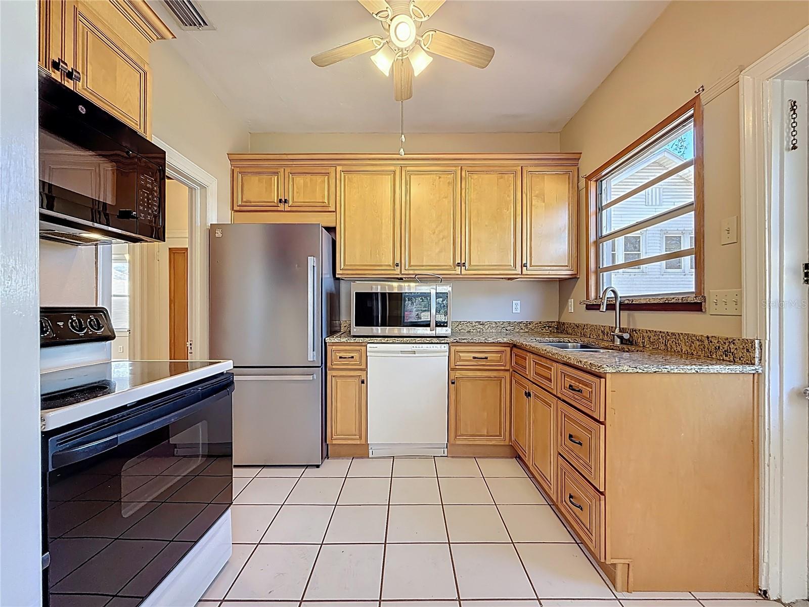 Listing photo id 14 for 1136 12th Street N