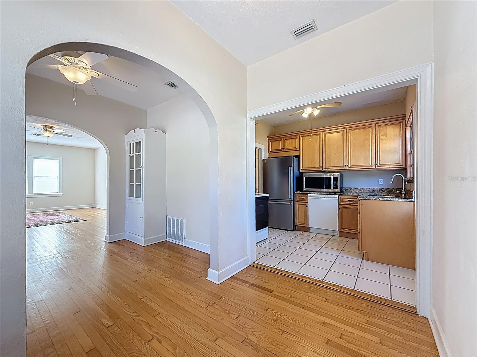 Listing photo id 15 for 1136 12th Street N