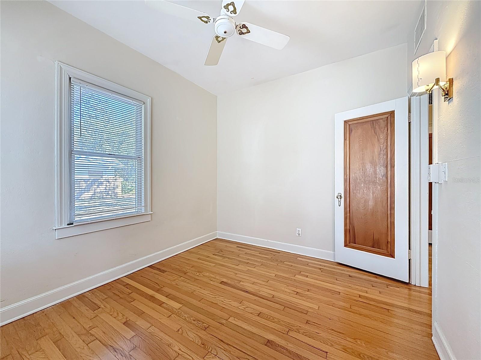 Listing photo id 21 for 1136 12th Street N