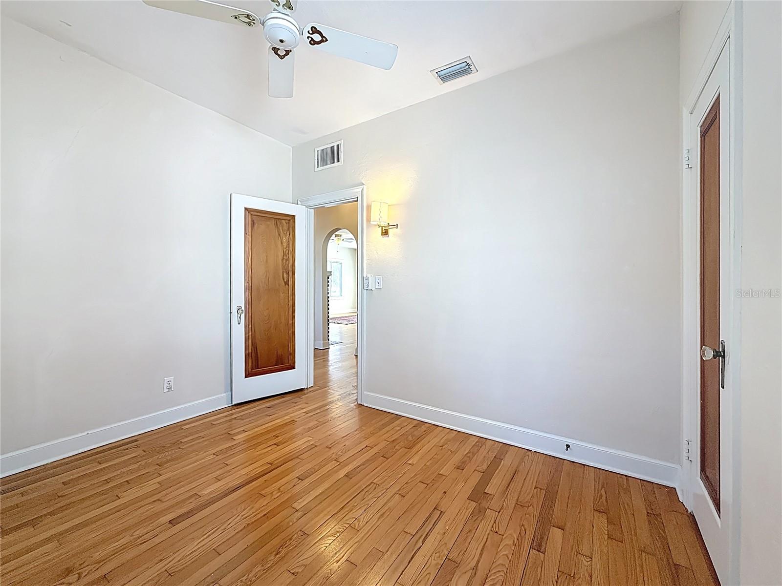 Listing photo id 22 for 1136 12th Street N