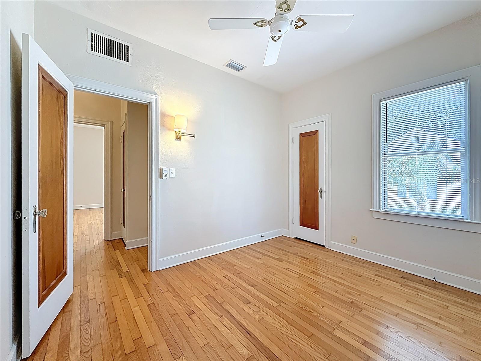 Listing photo id 23 for 1136 12th Street N