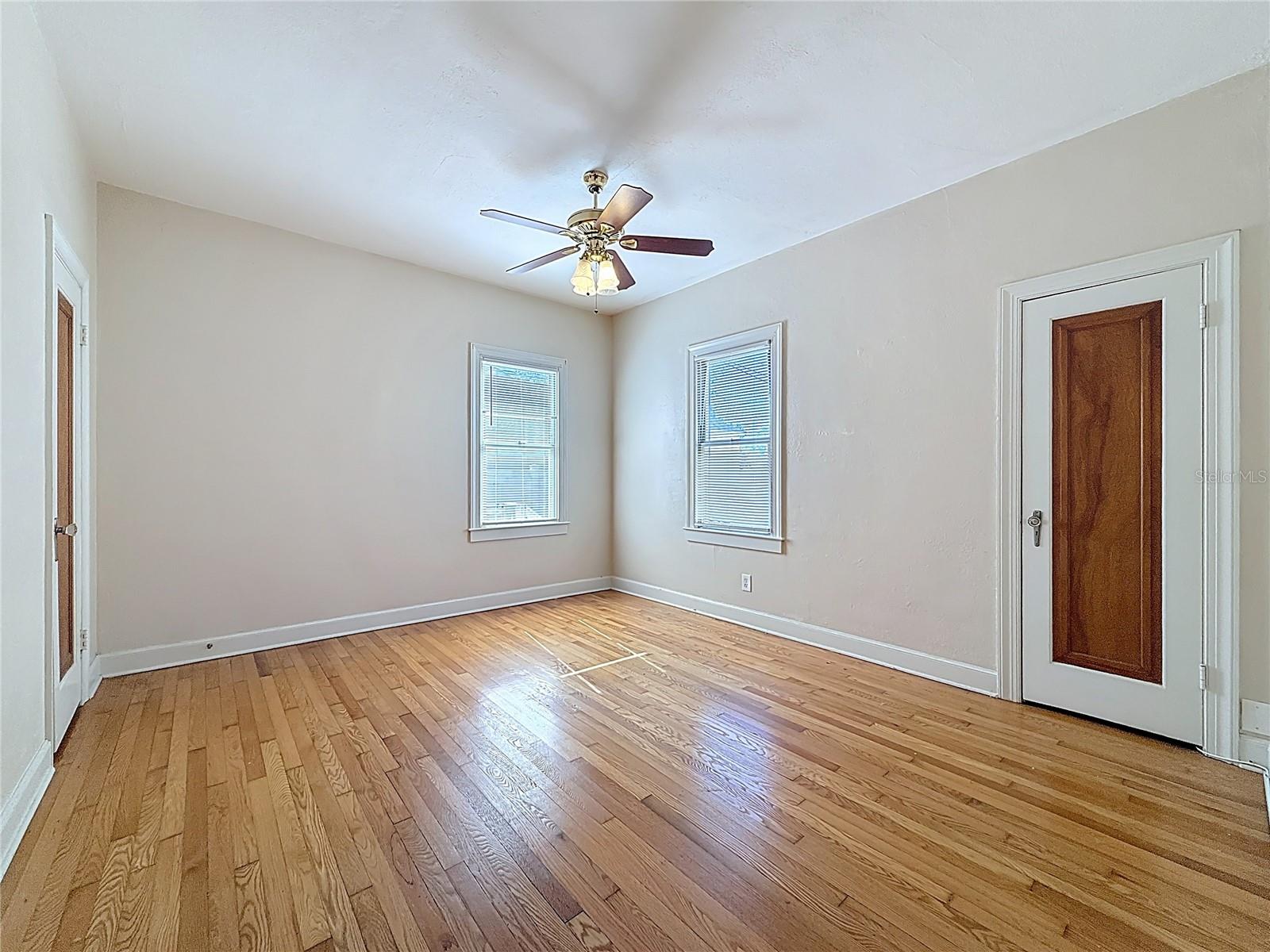 Listing photo id 24 for 1136 12th Street N