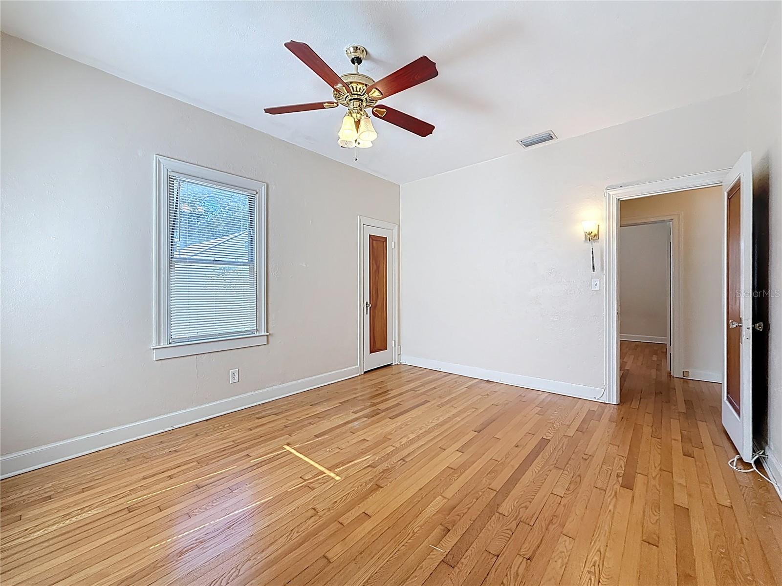 Listing photo id 25 for 1136 12th Street N