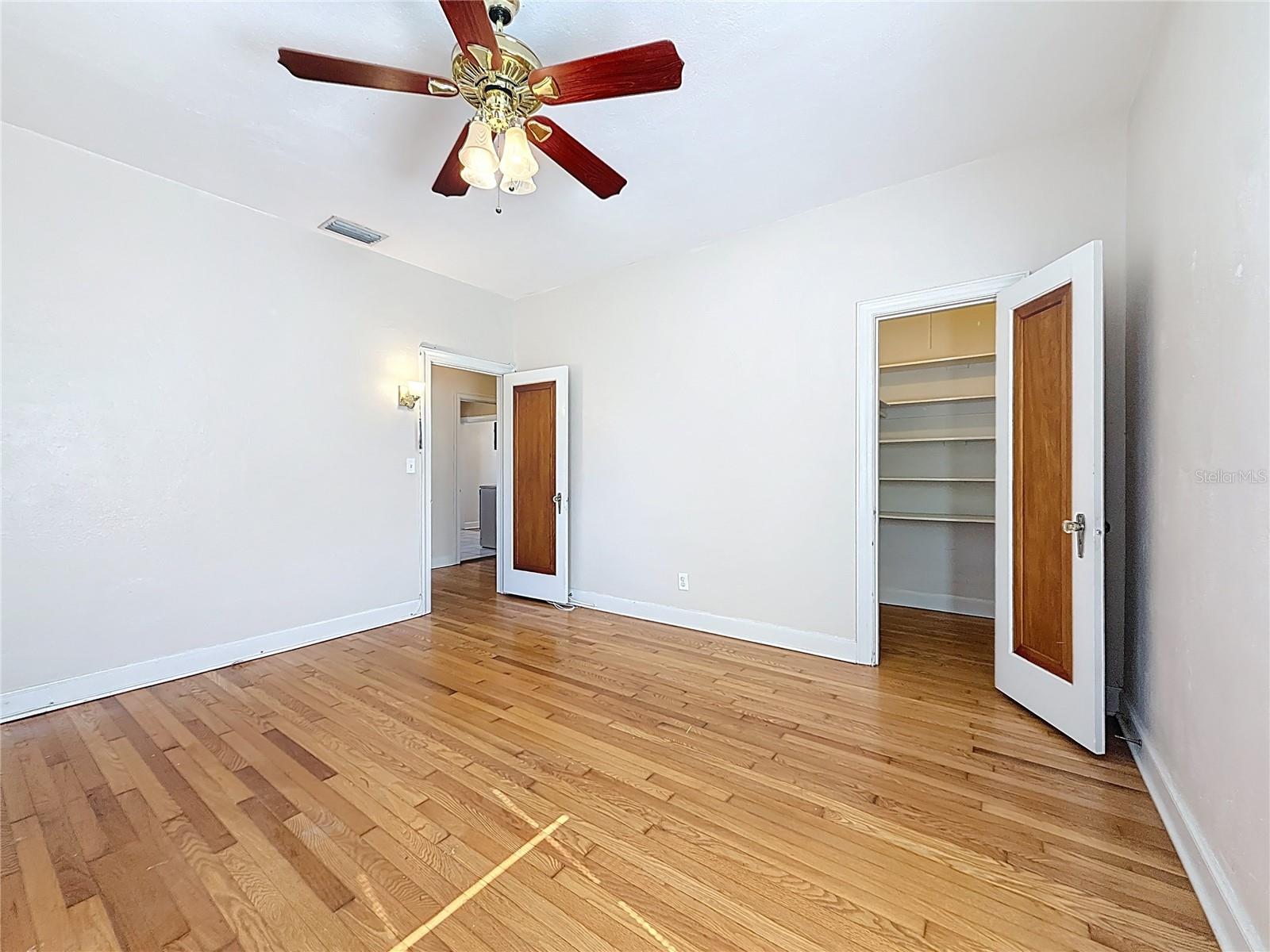 Listing photo id 26 for 1136 12th Street N