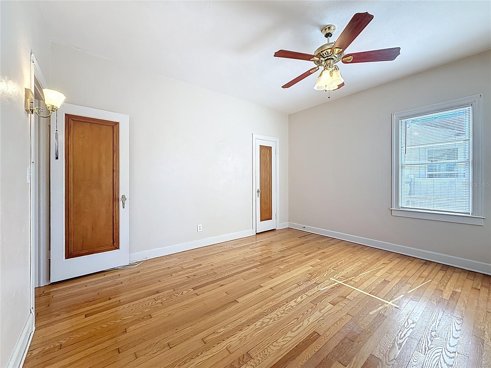 Listing photo id 27 for 1136 12th Street N