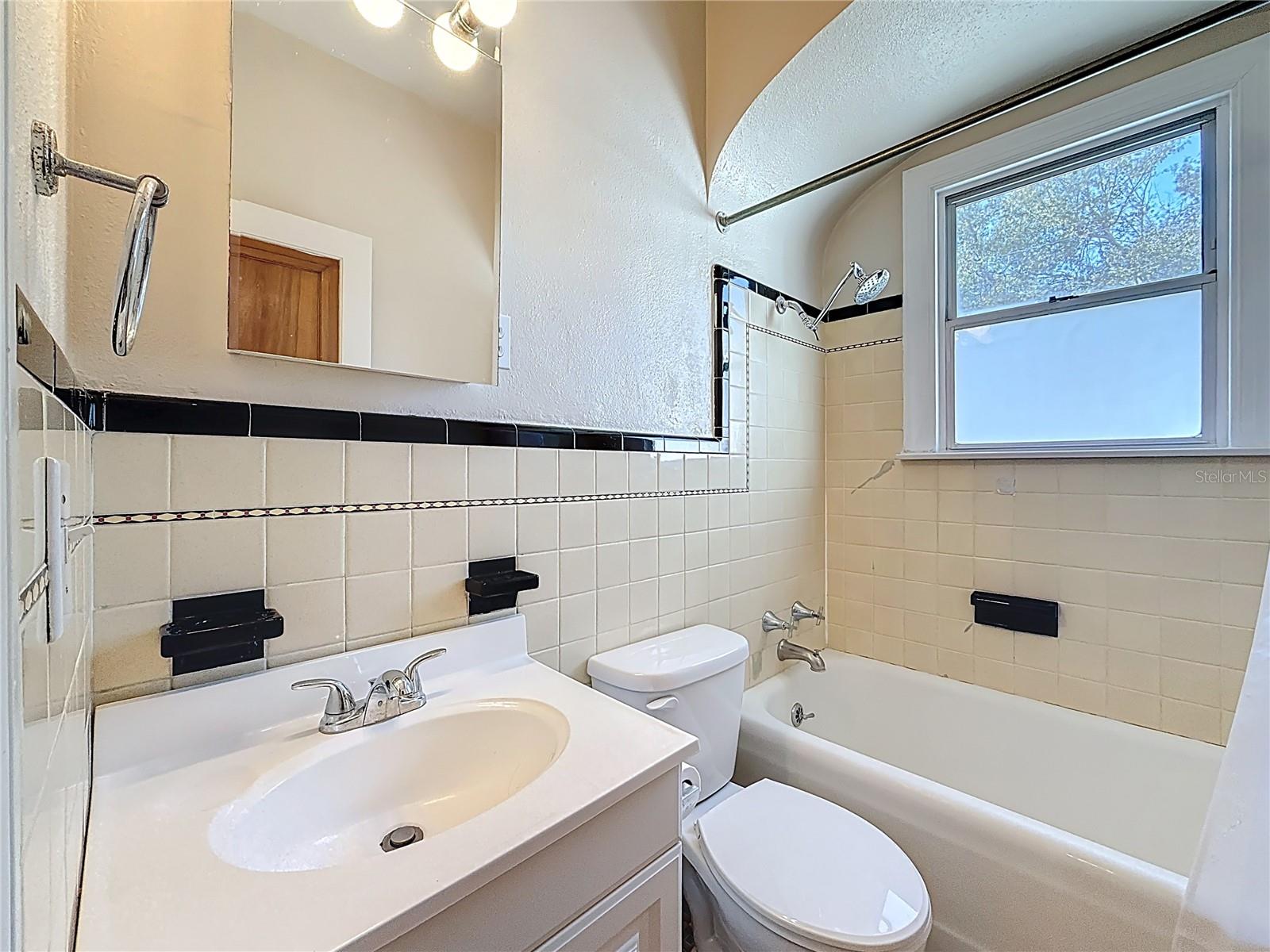 Listing photo id 30 for 1136 12th Street N