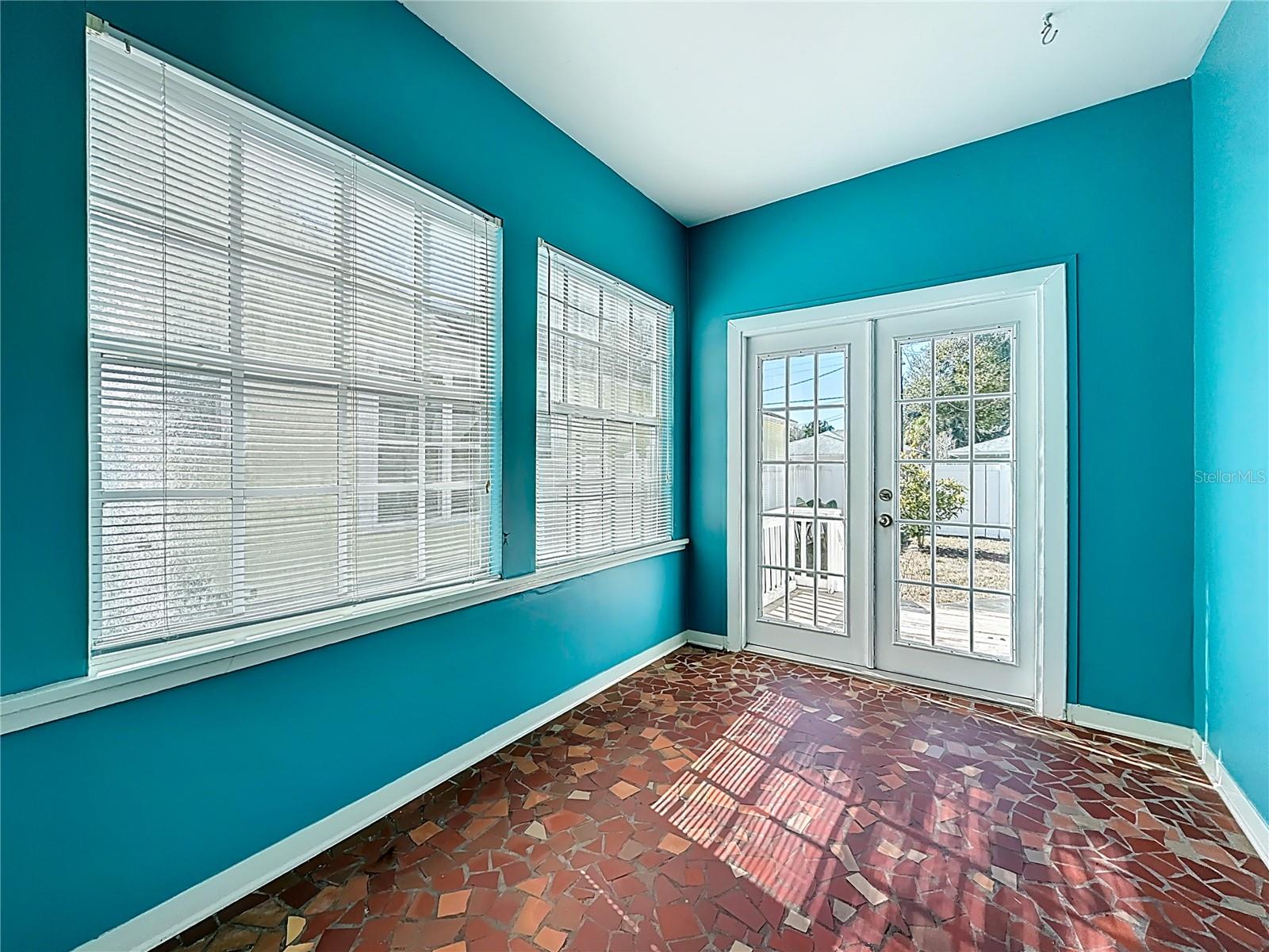 Listing photo id 31 for 1136 12th Street N