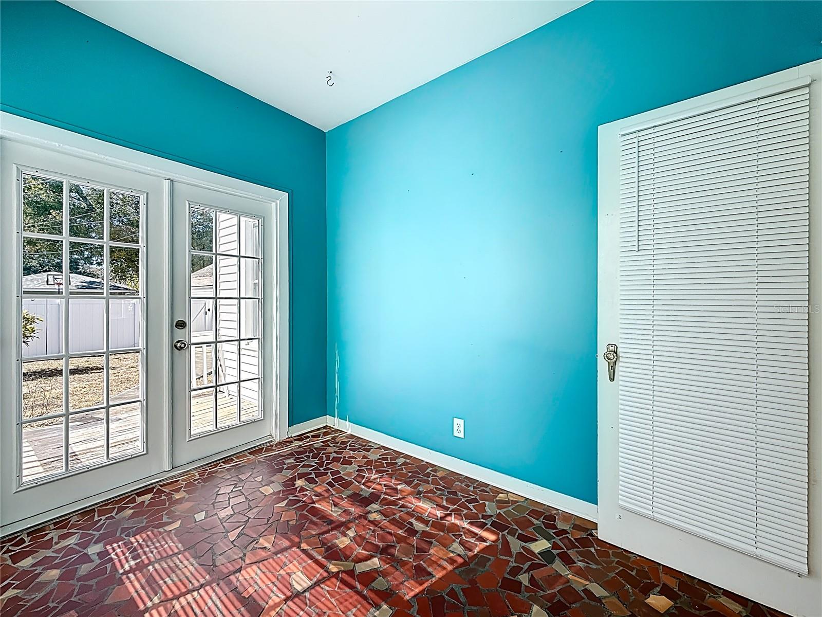 Listing photo id 32 for 1136 12th Street N