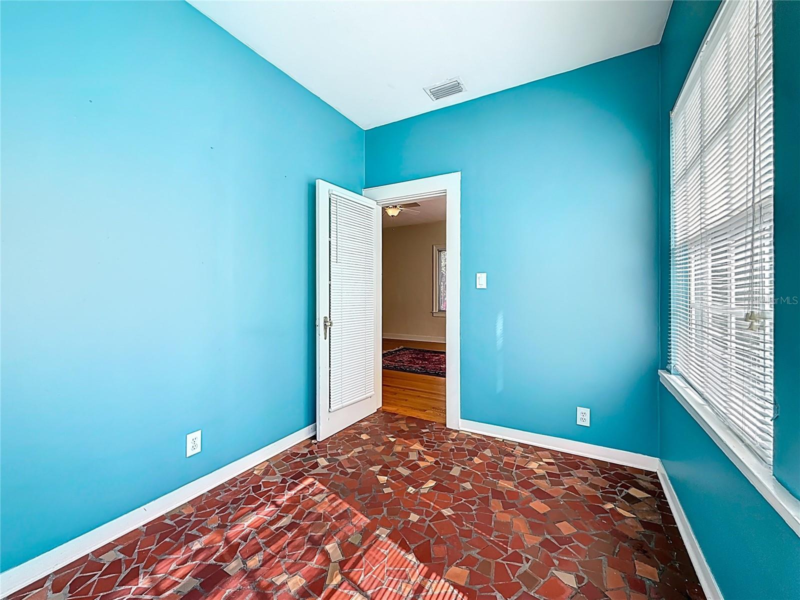 Listing photo id 33 for 1136 12th Street N