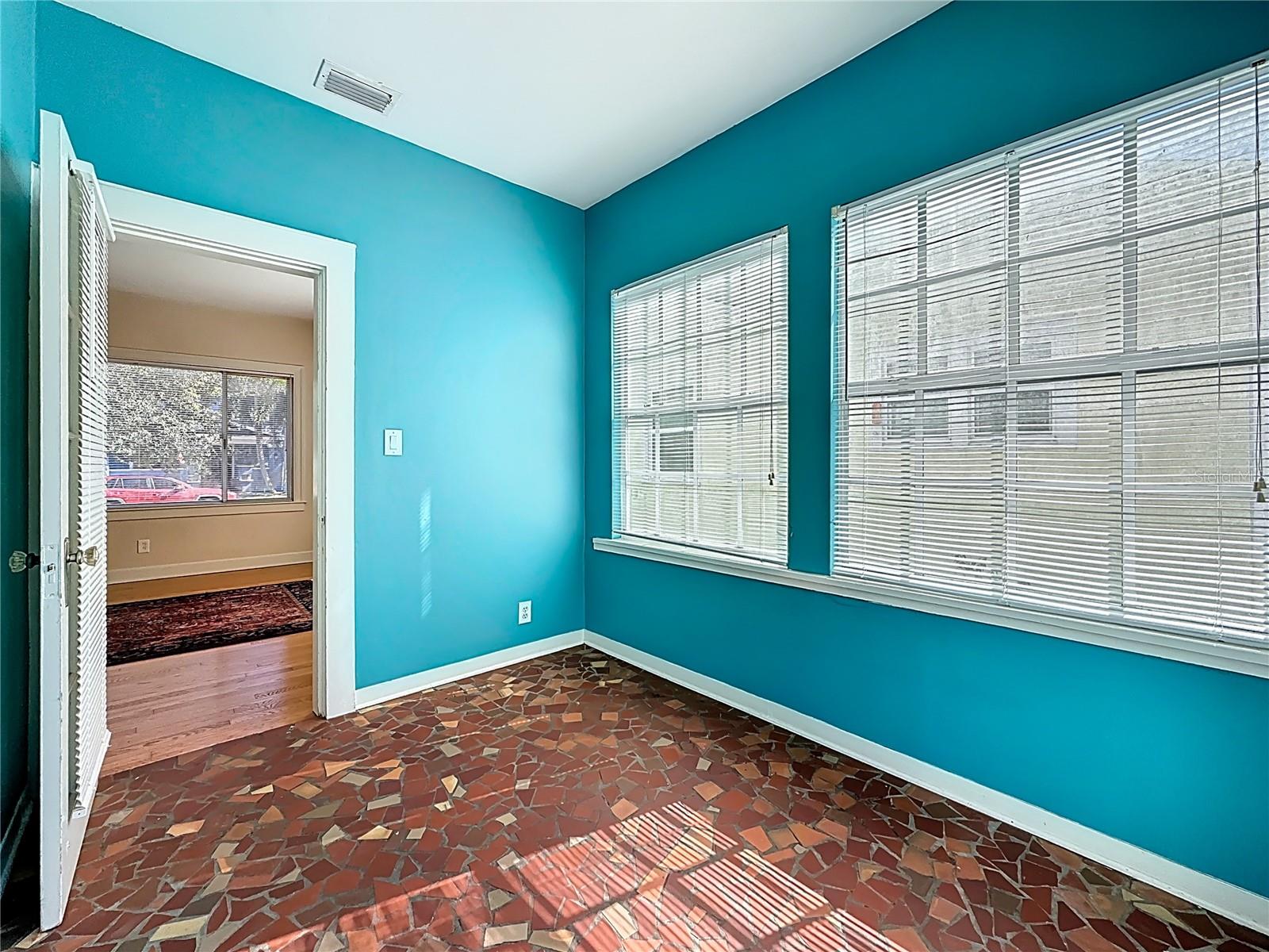 Listing photo id 34 for 1136 12th Street N