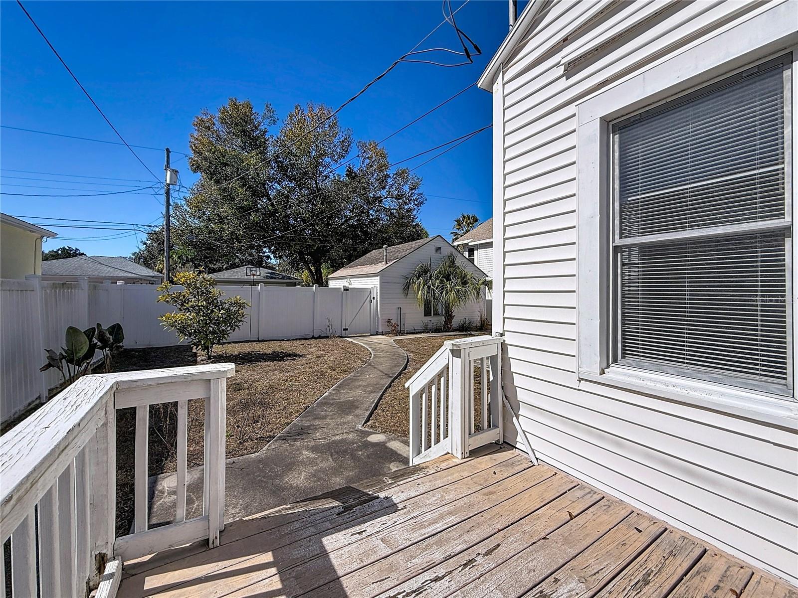 Listing photo id 39 for 1136 12th Street N