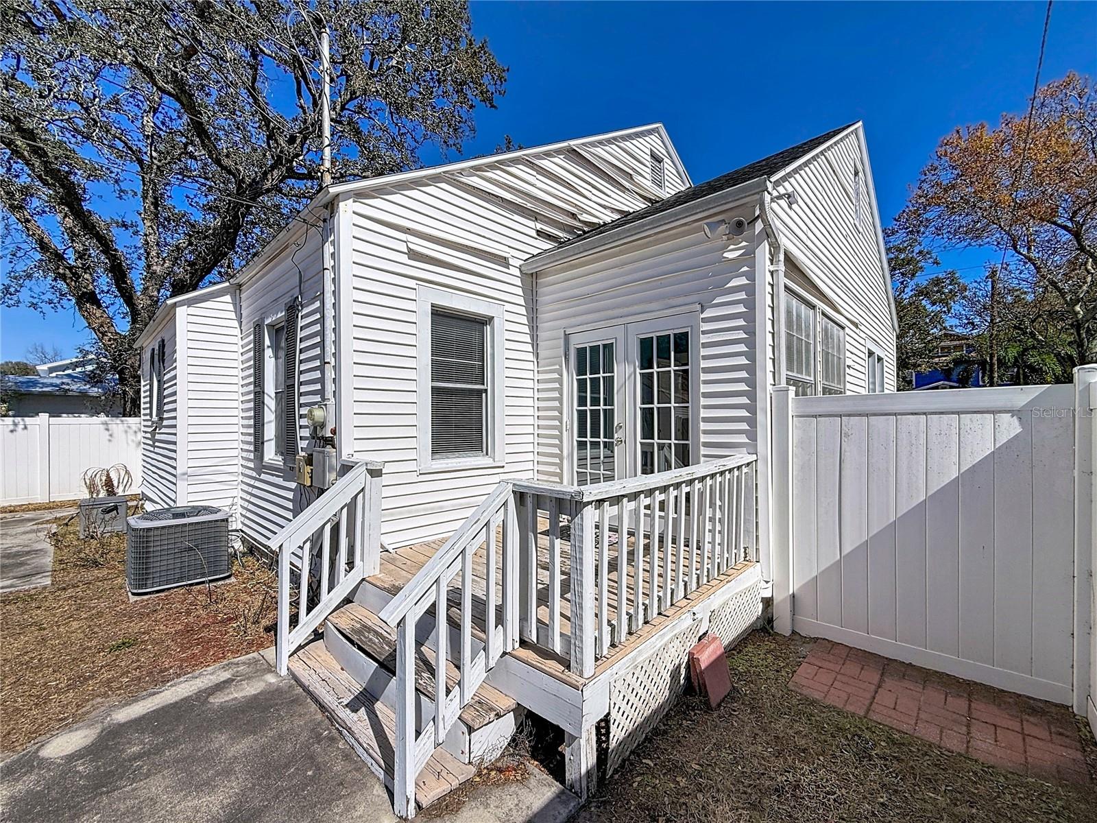 Listing photo id 41 for 1136 12th Street N