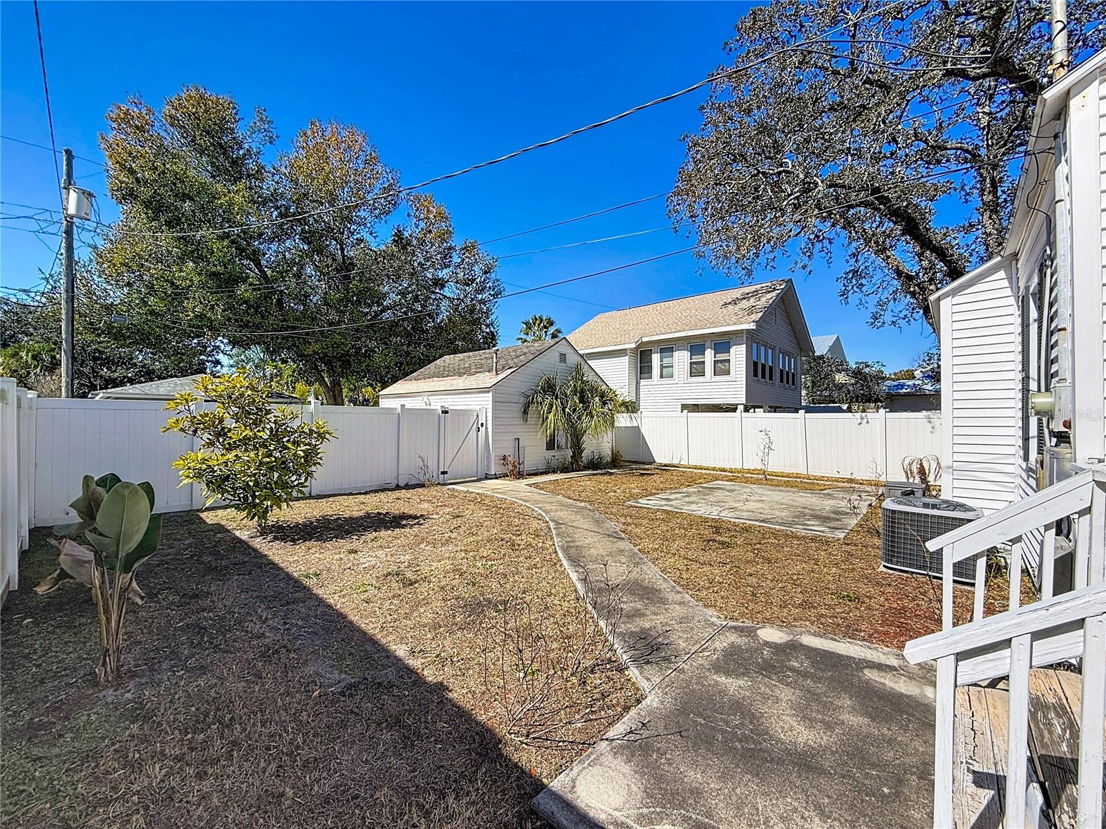 Listing photo id 42 for 1136 12th Street N