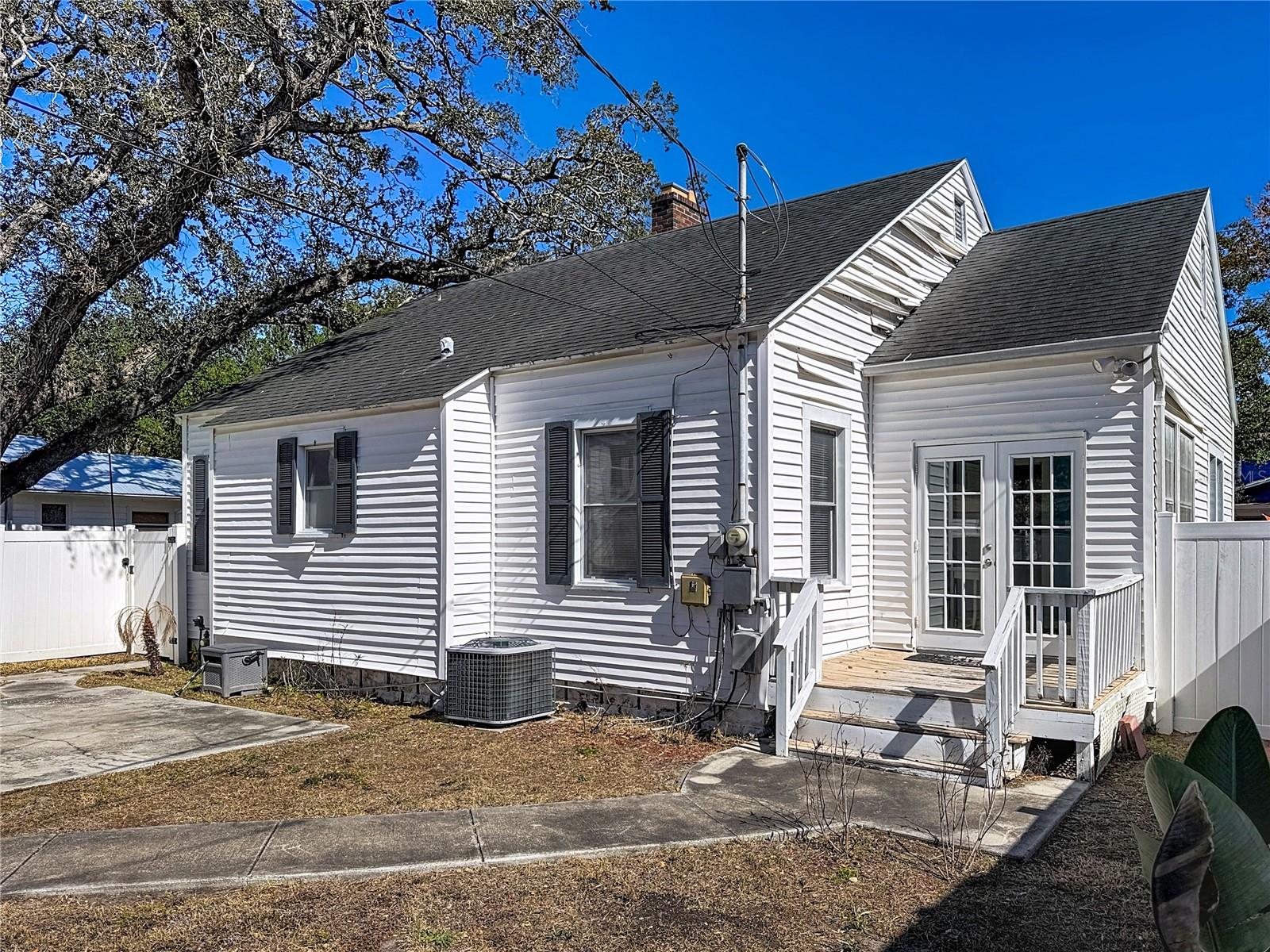 Listing photo id 43 for 1136 12th Street N