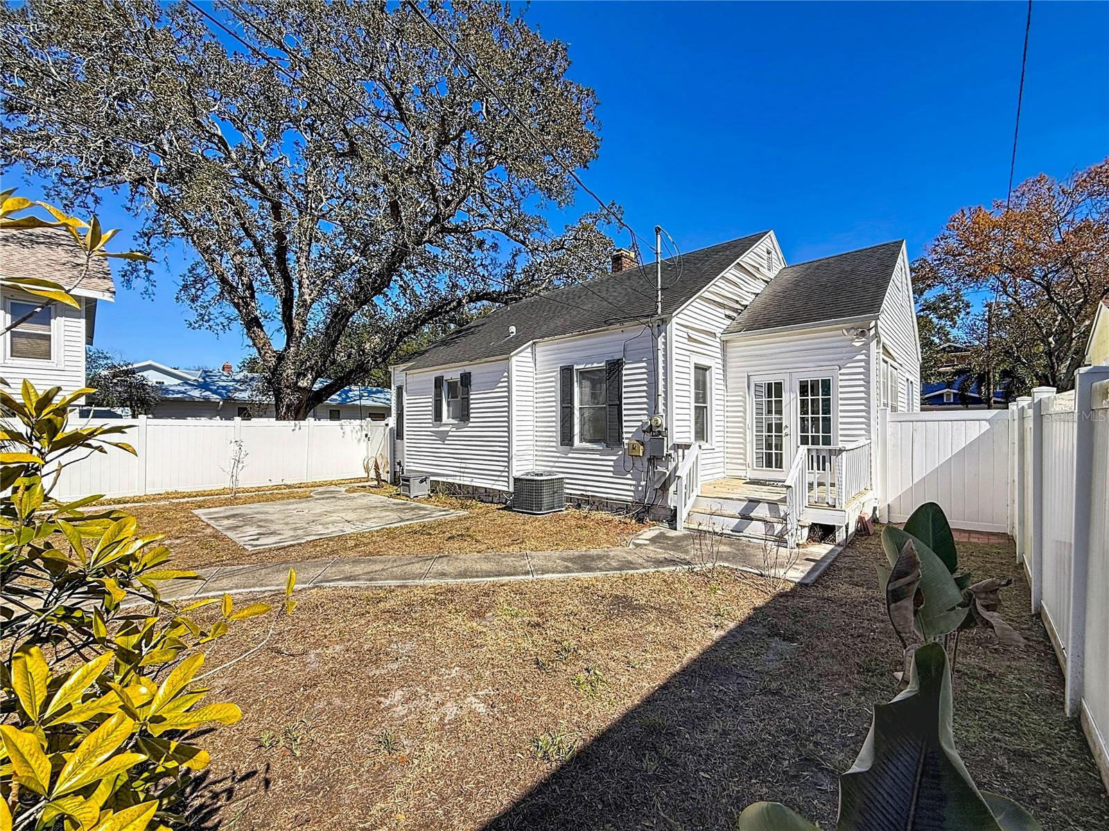 Listing photo id 44 for 1136 12th Street N