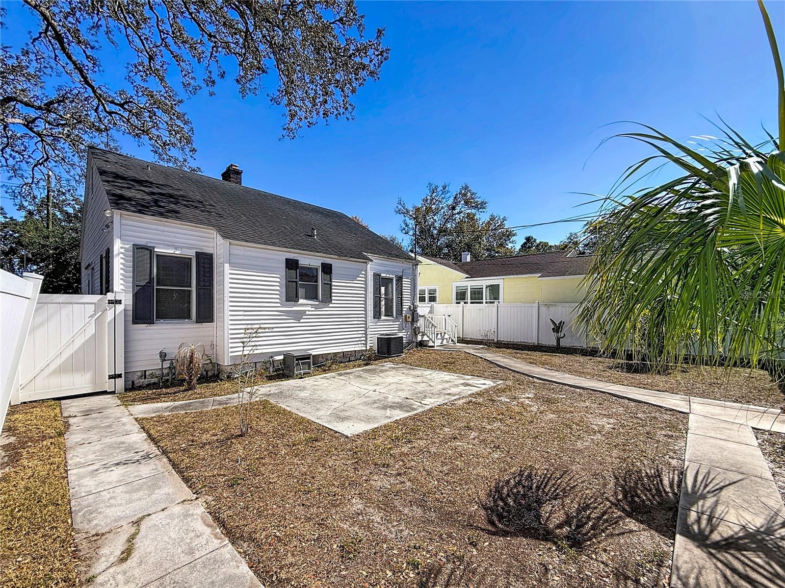 Listing photo id 45 for 1136 12th Street N