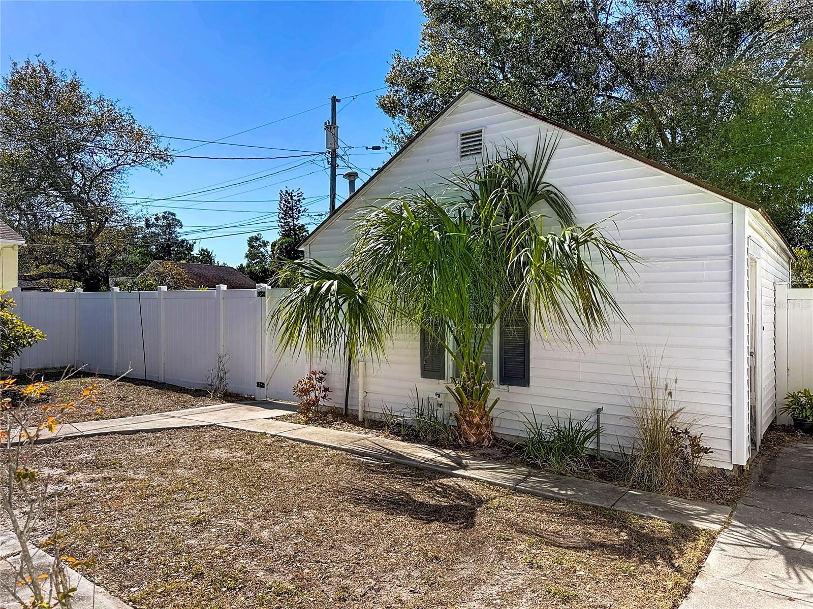 Listing photo id 47 for 1136 12th Street N