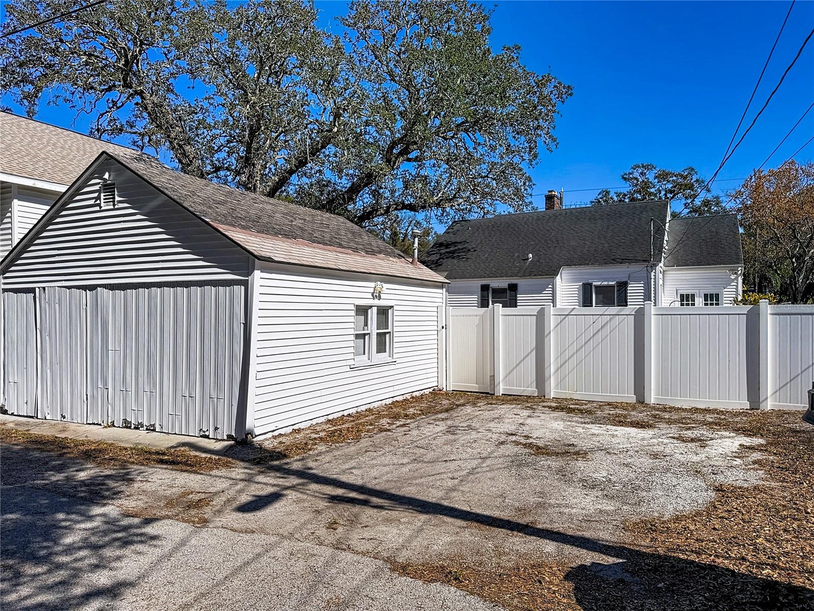 Listing photo id 49 for 1136 12th Street N