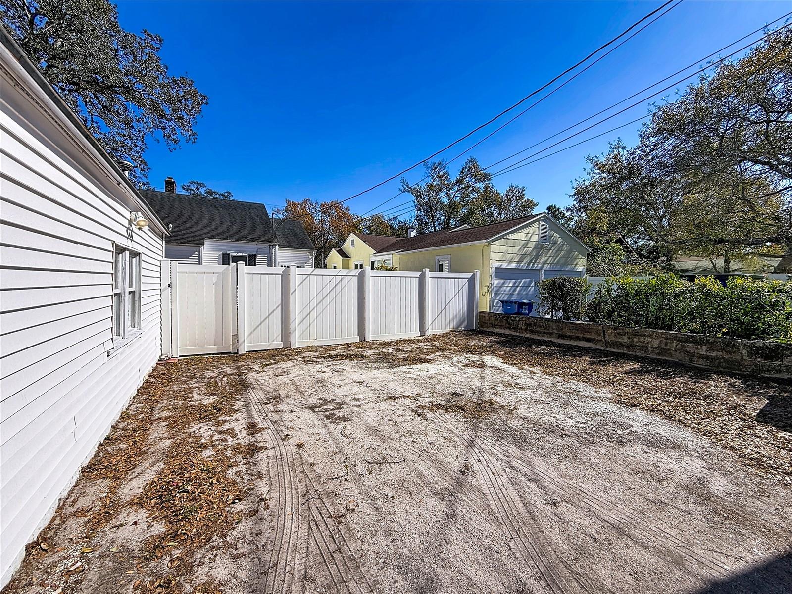 Listing photo id 51 for 1136 12th Street N