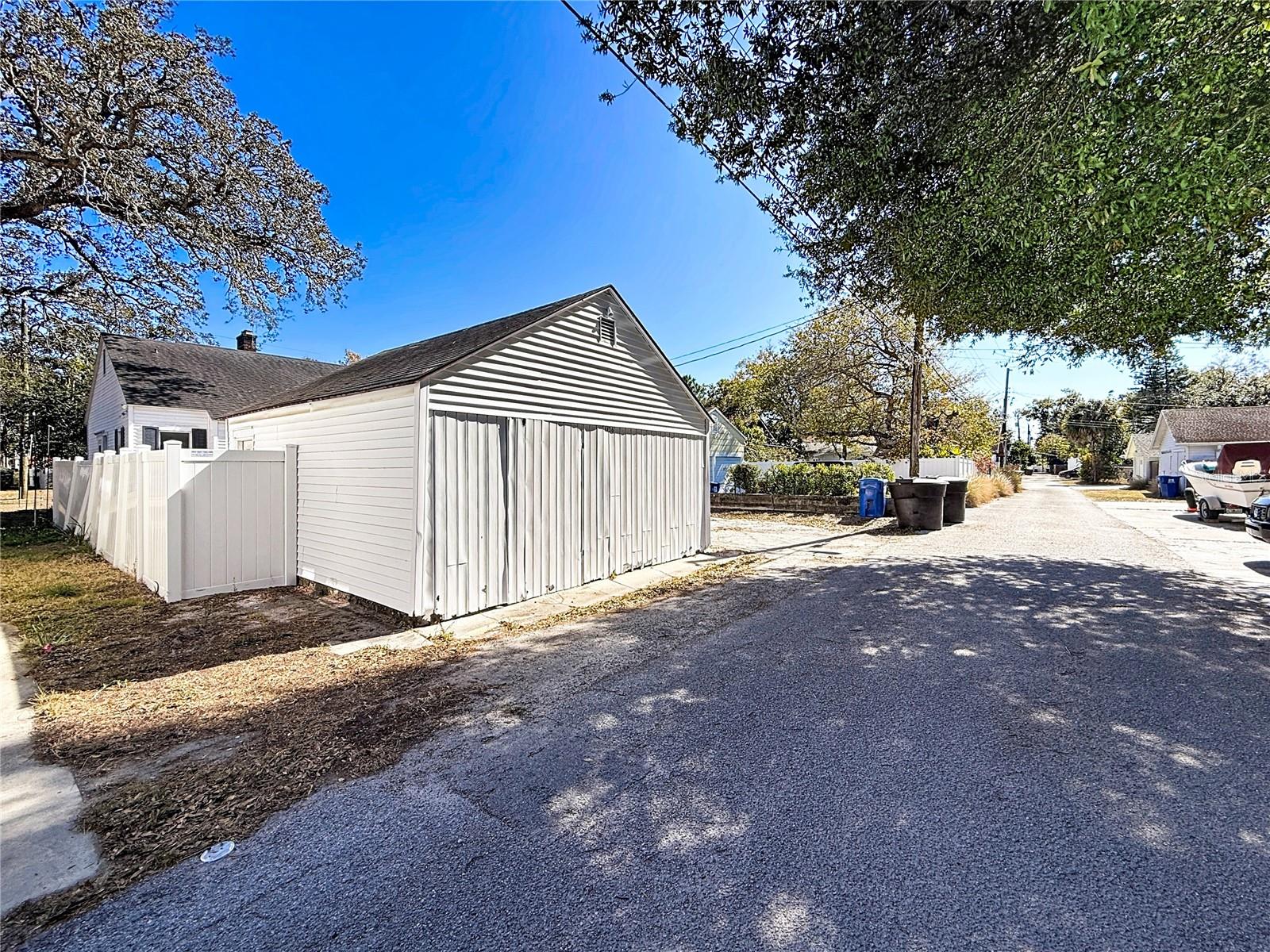 Listing photo id 53 for 1136 12th Street N