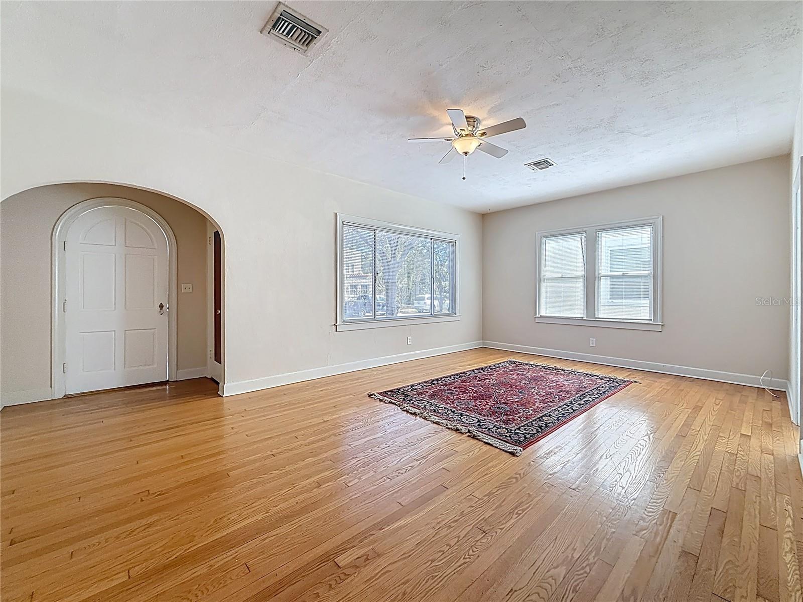 Listing photo id 4 for 1136 12th Street N