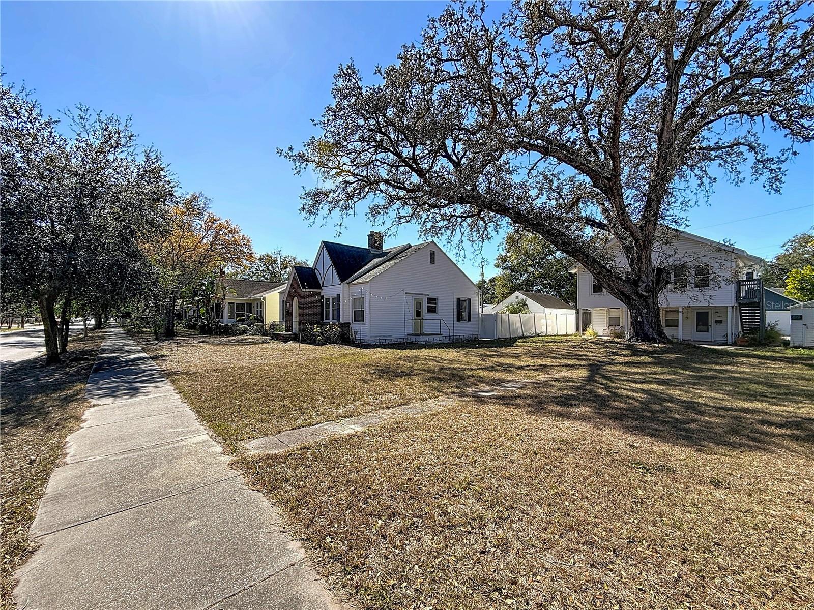 Listing photo id 68 for 1136 12th Street N