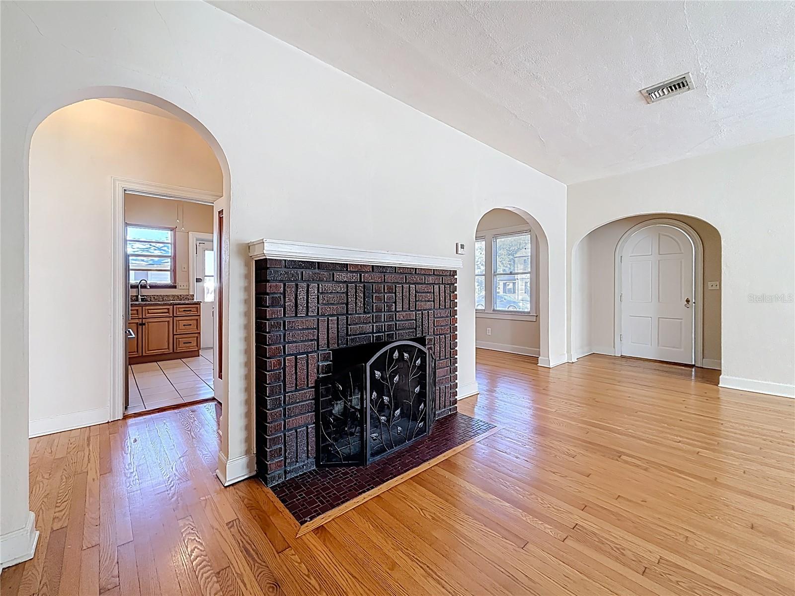 Listing photo id 7 for 1136 12th Street N