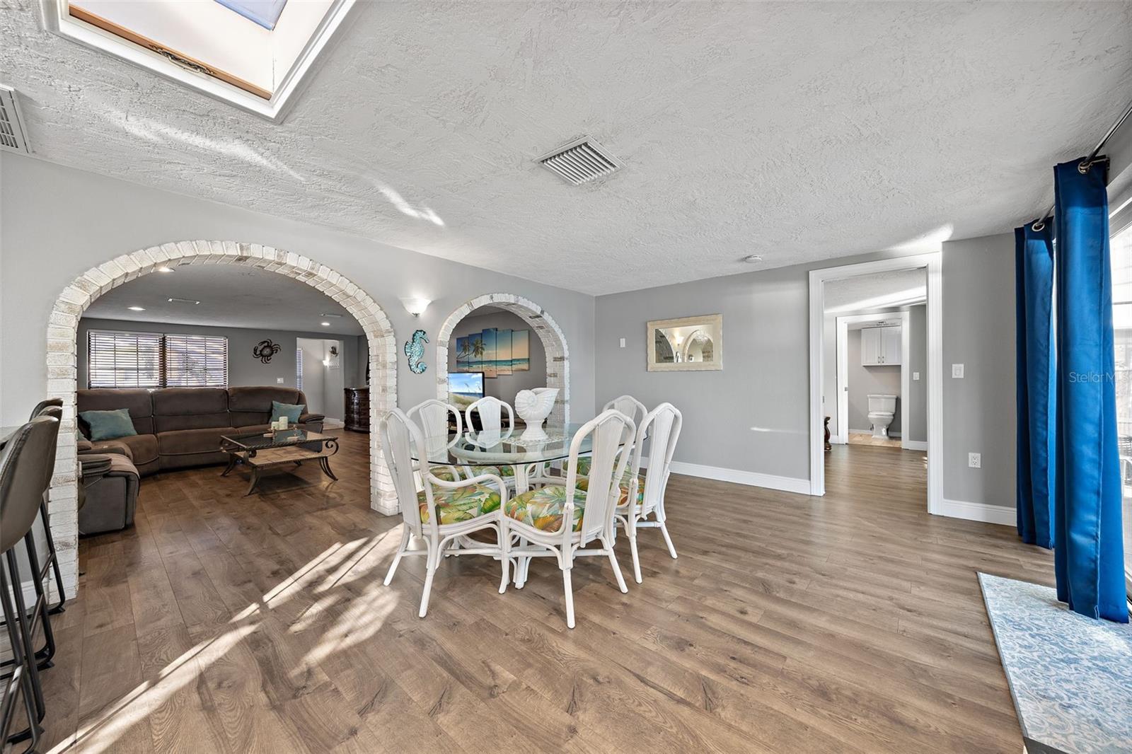 Listing photo id 8 for 5702 Riddle Road