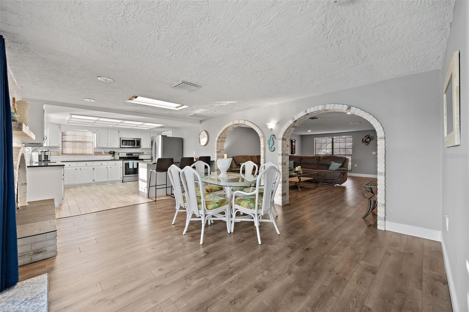 Listing photo id 5 for 5702 Riddle Road