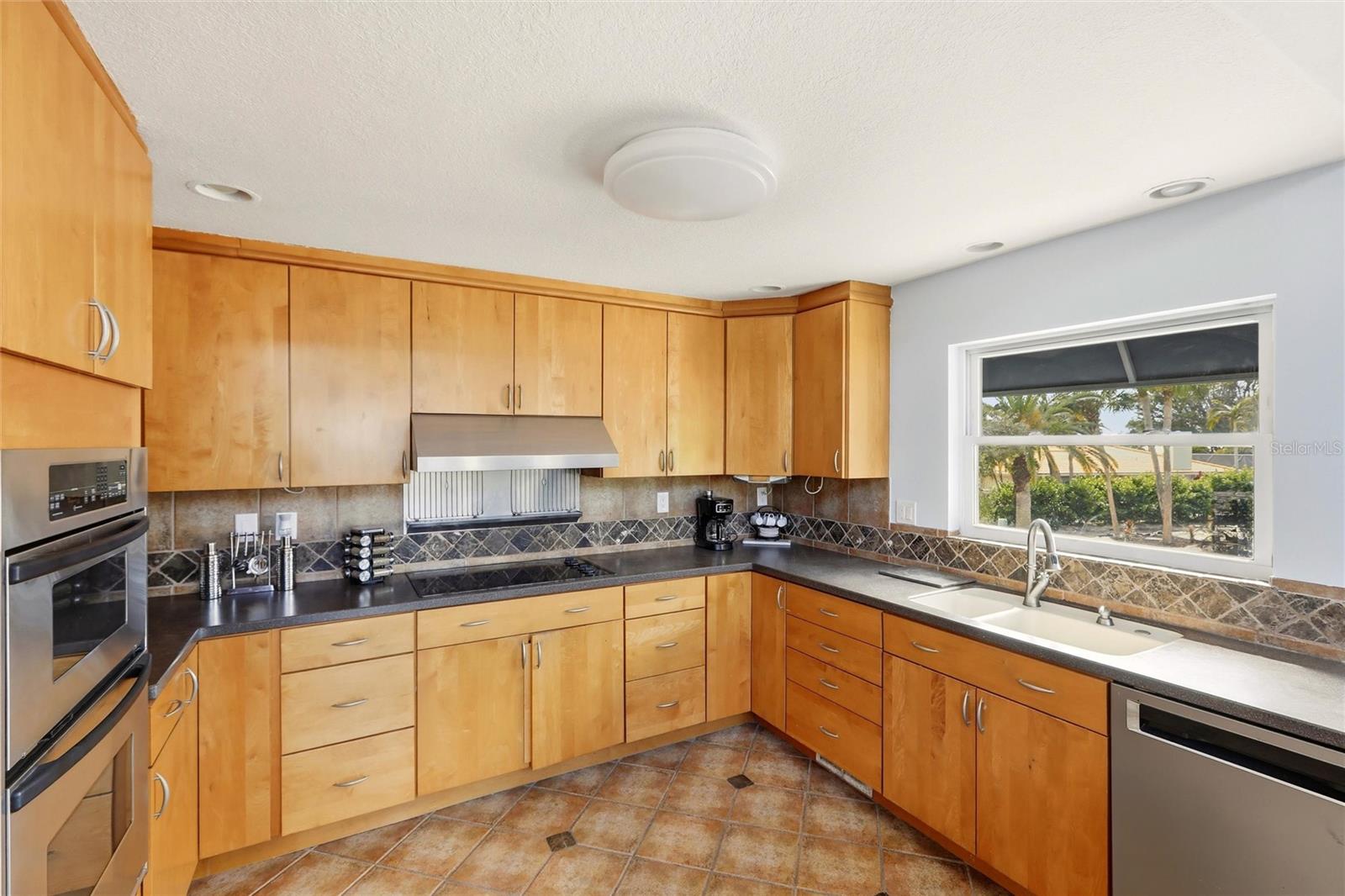 Image 20 of 62 For 557 Venice Lane