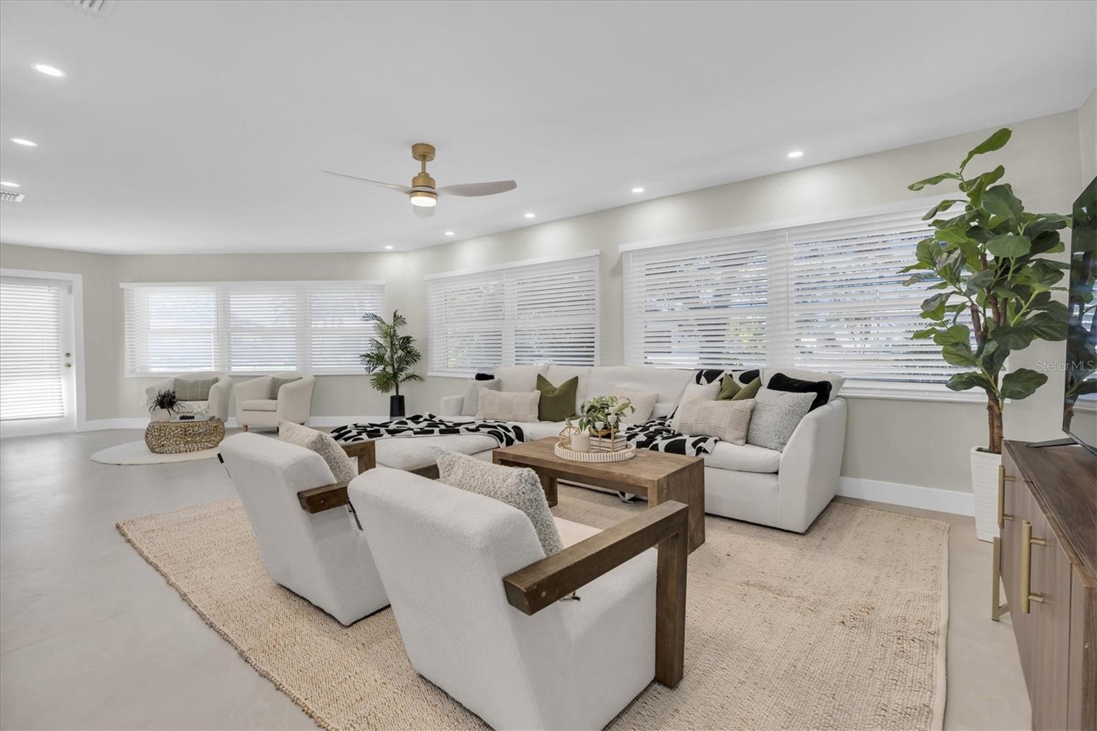 Listing photo id 10 for 10100 Paradise Boulevard