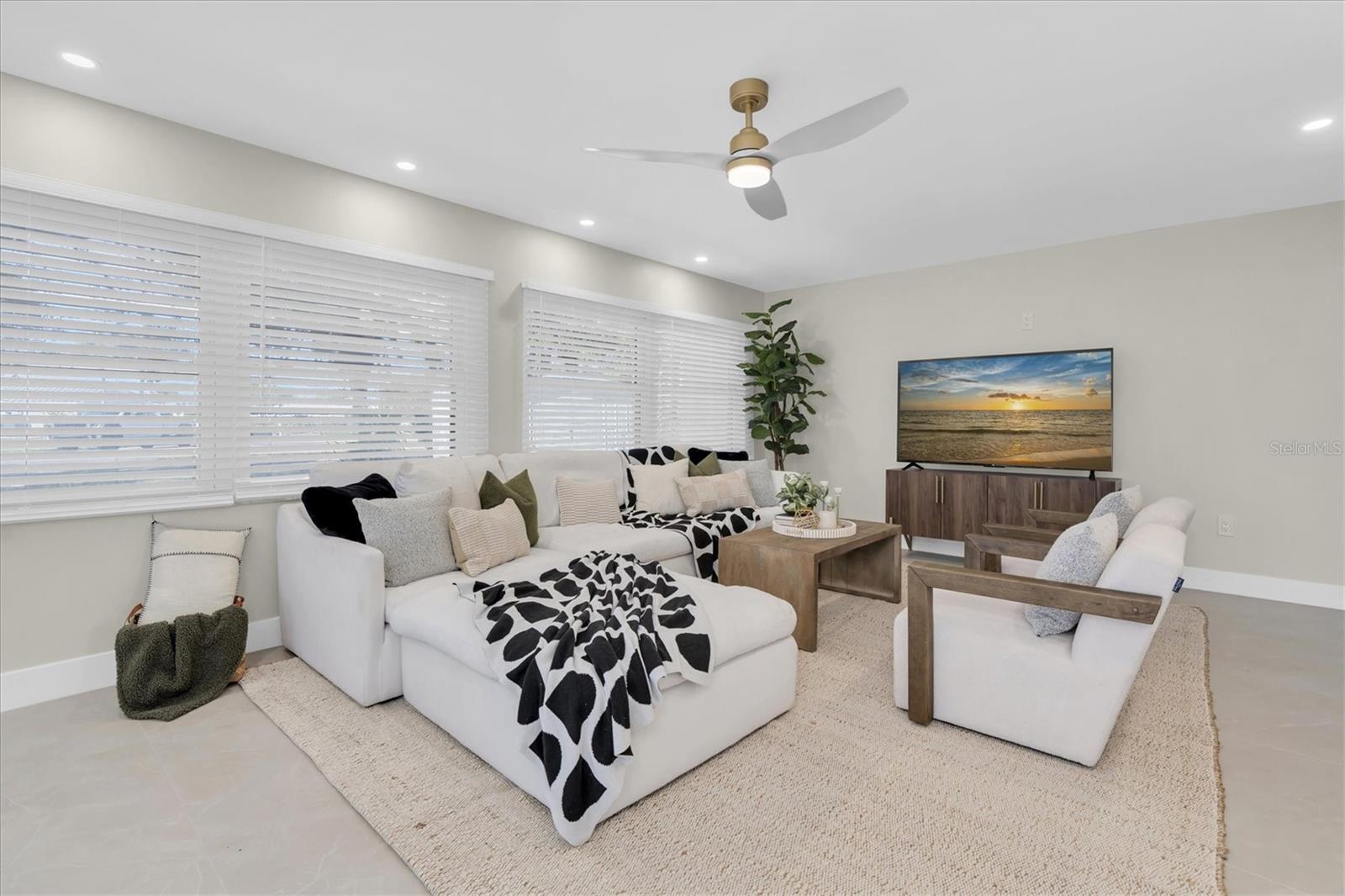 Listing photo id 11 for 10100 Paradise Boulevard