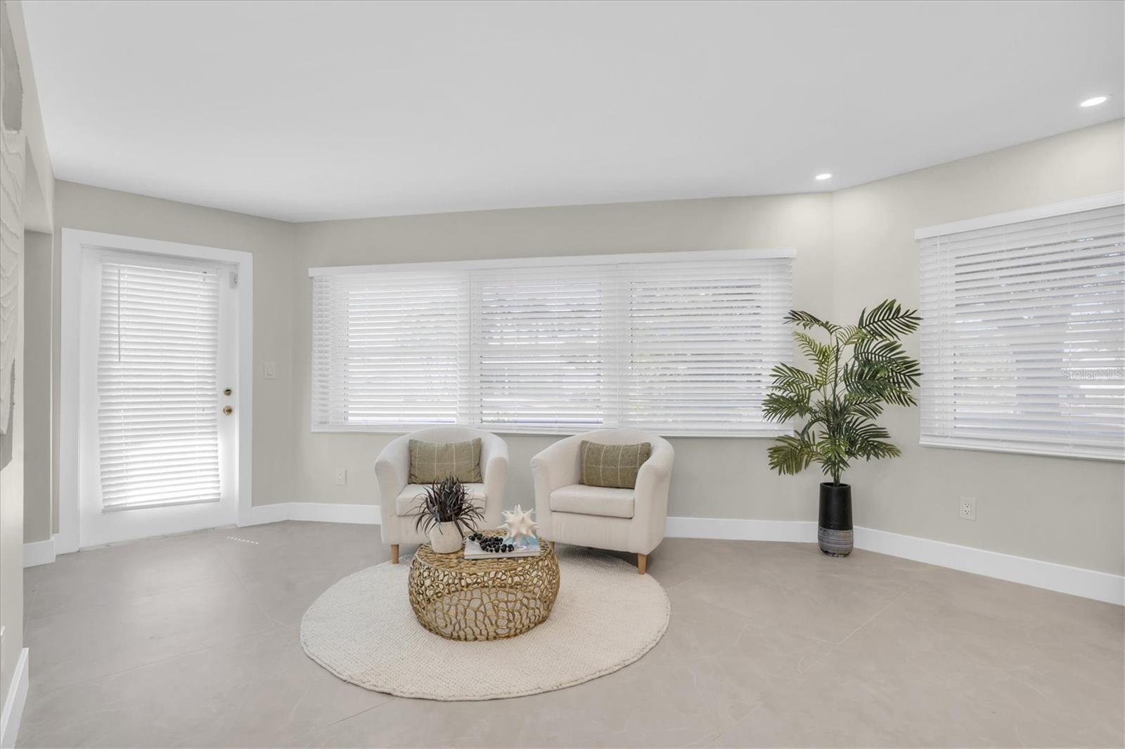 Listing photo id 13 for 10100 Paradise Boulevard