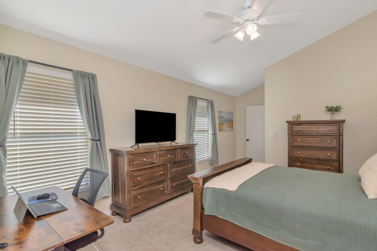 Image 28 of 70 For 889 Crestridge Circle