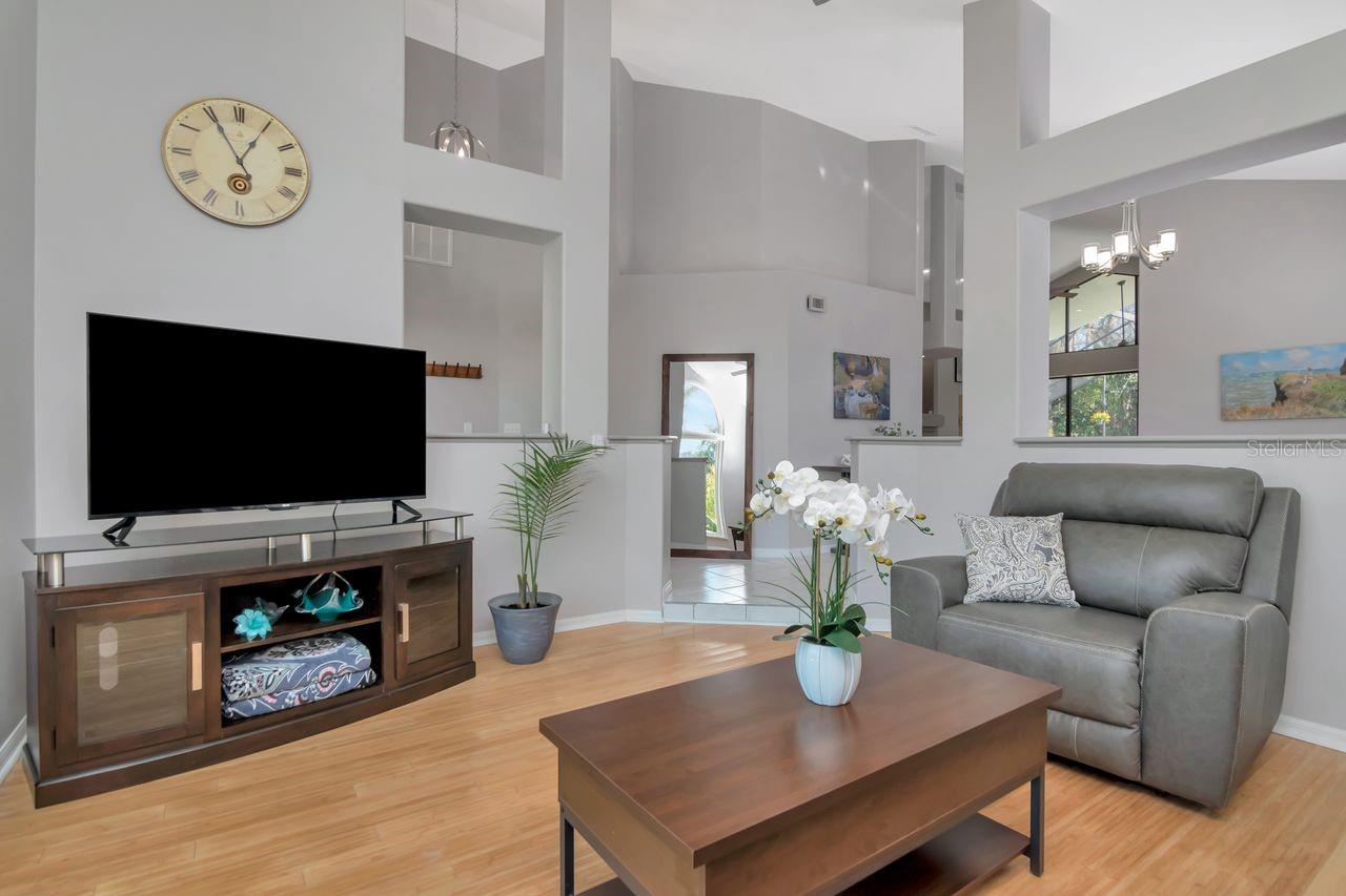 Image 9 of 70 For 889 Crestridge Circle