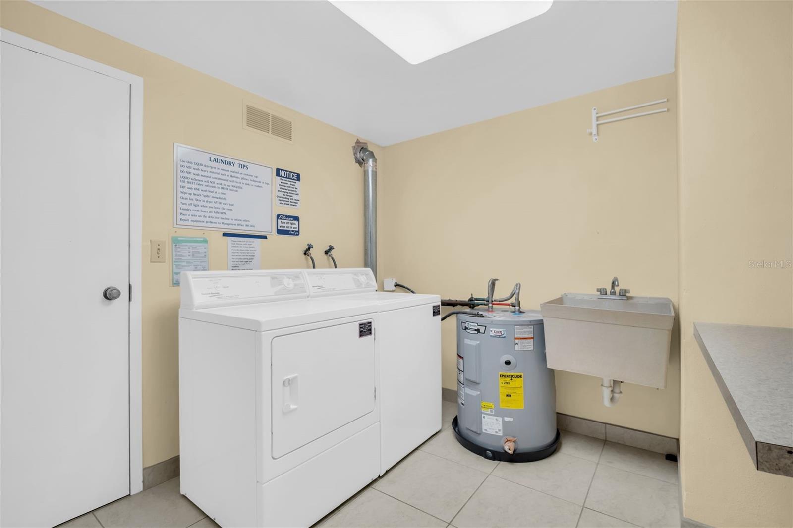 Listing photo id 14 for 4900 Brittany Drive S 1405