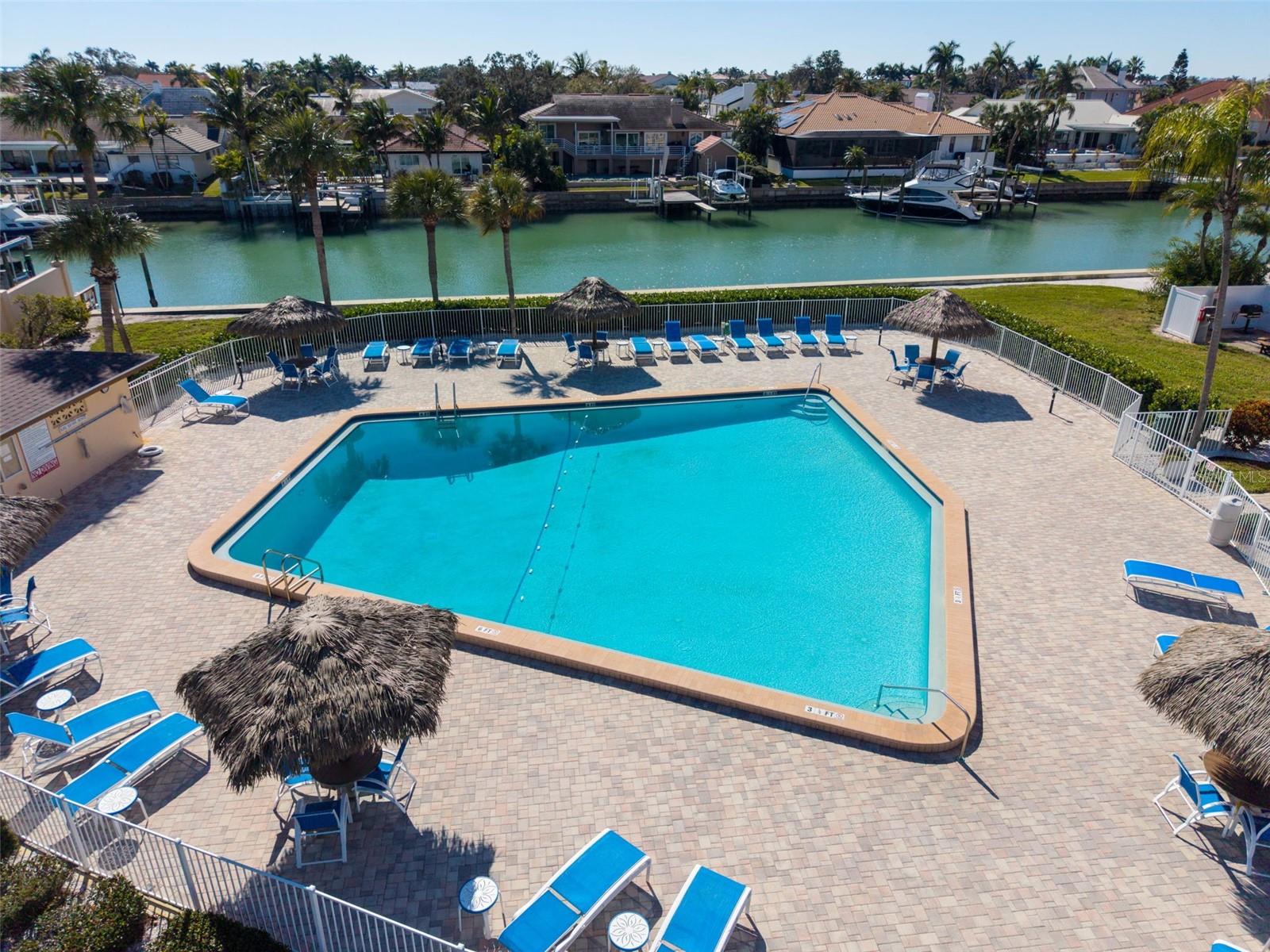 Listing photo id 15 for 4900 Brittany Drive S 1405