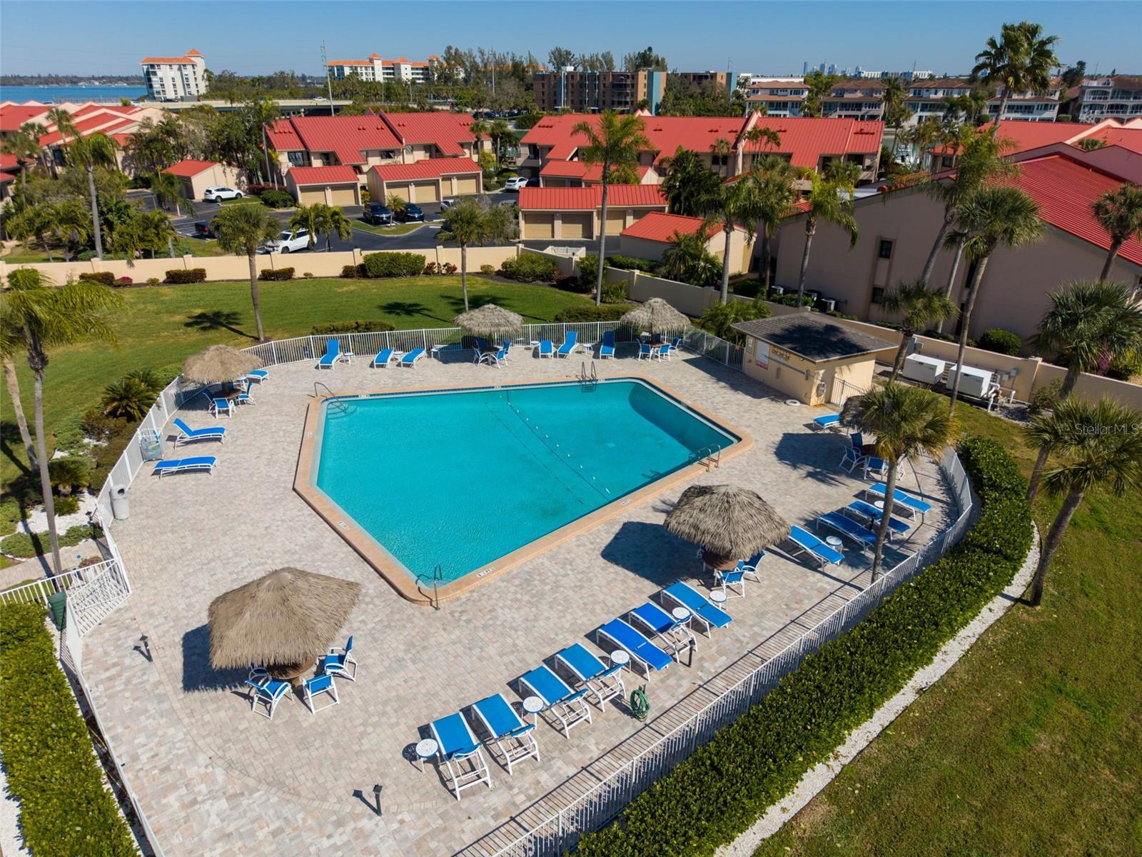 Listing photo id 16 for 4900 Brittany Drive S 1405