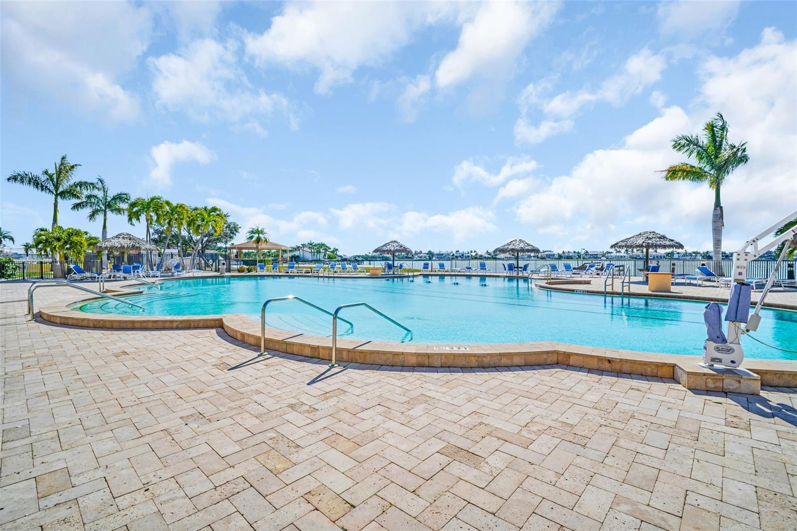 Listing photo id 18 for 4900 Brittany Drive S 1405