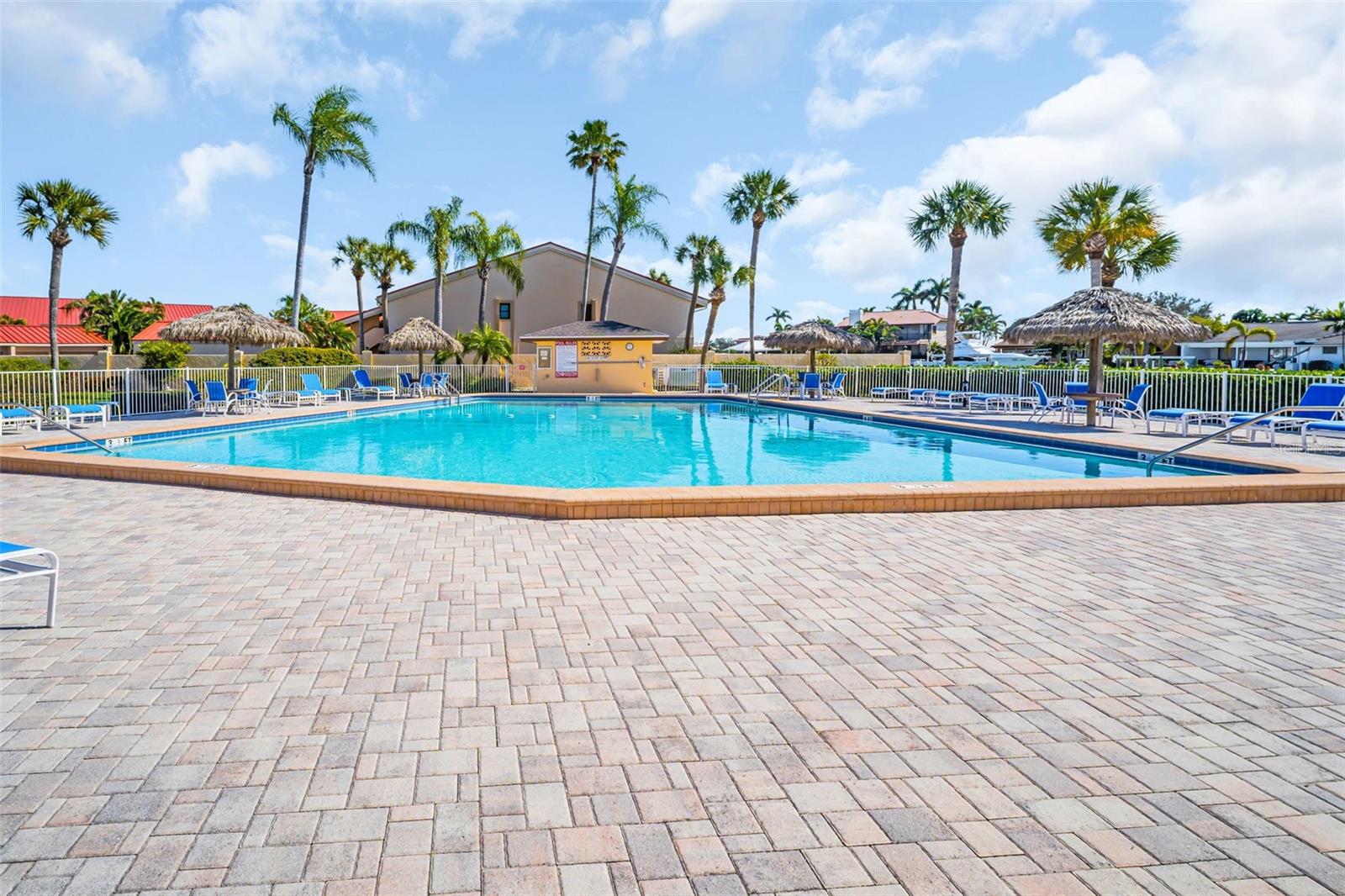 Listing photo id 19 for 4900 Brittany Drive S 1405