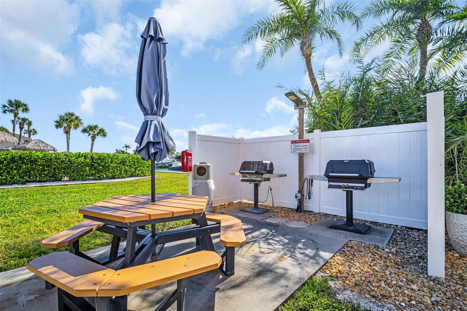 Listing photo id 20 for 4900 Brittany Drive S 1405