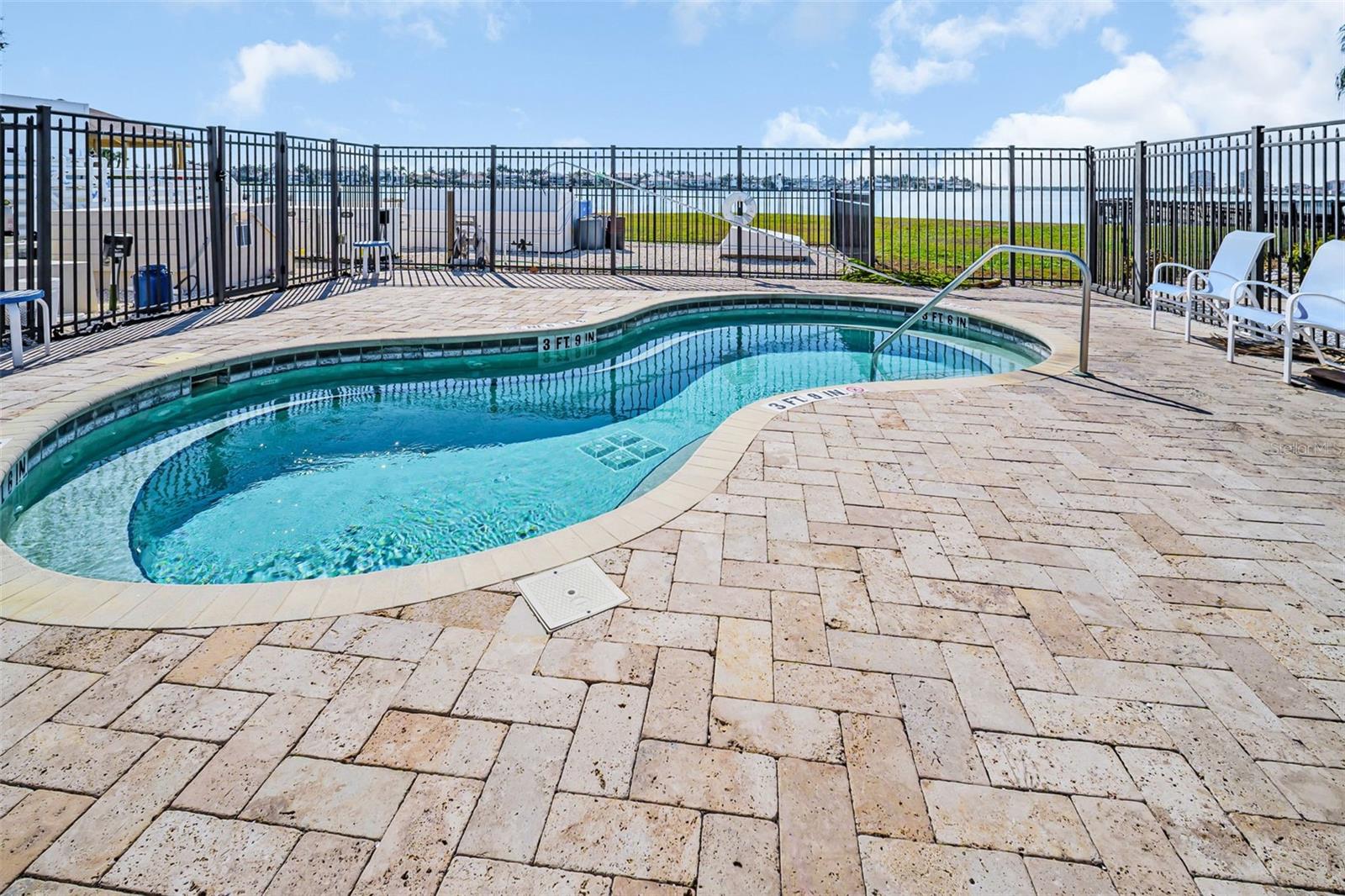 Listing photo id 21 for 4900 Brittany Drive S 1405