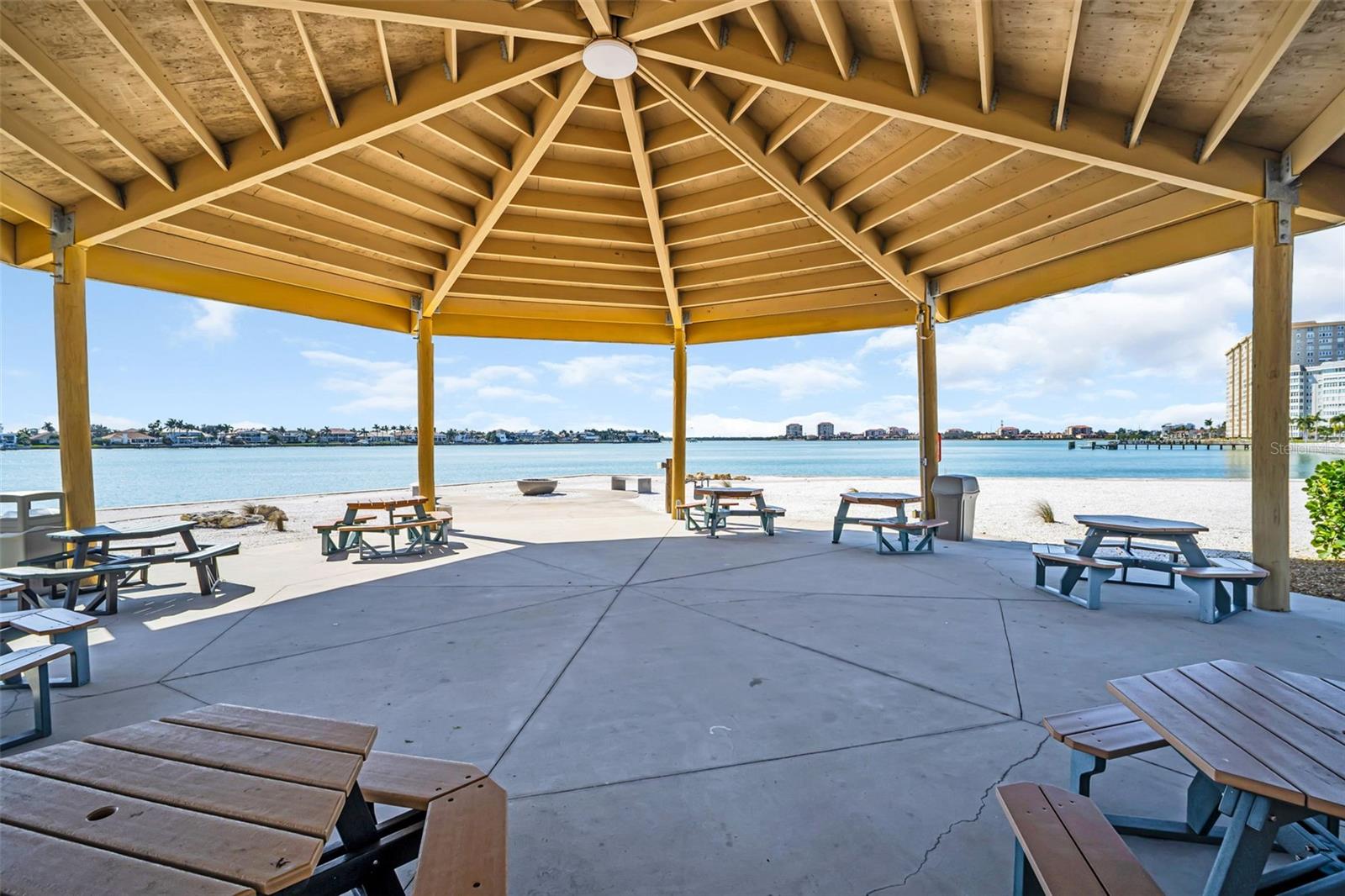 Listing photo id 22 for 4900 Brittany Drive S 1405