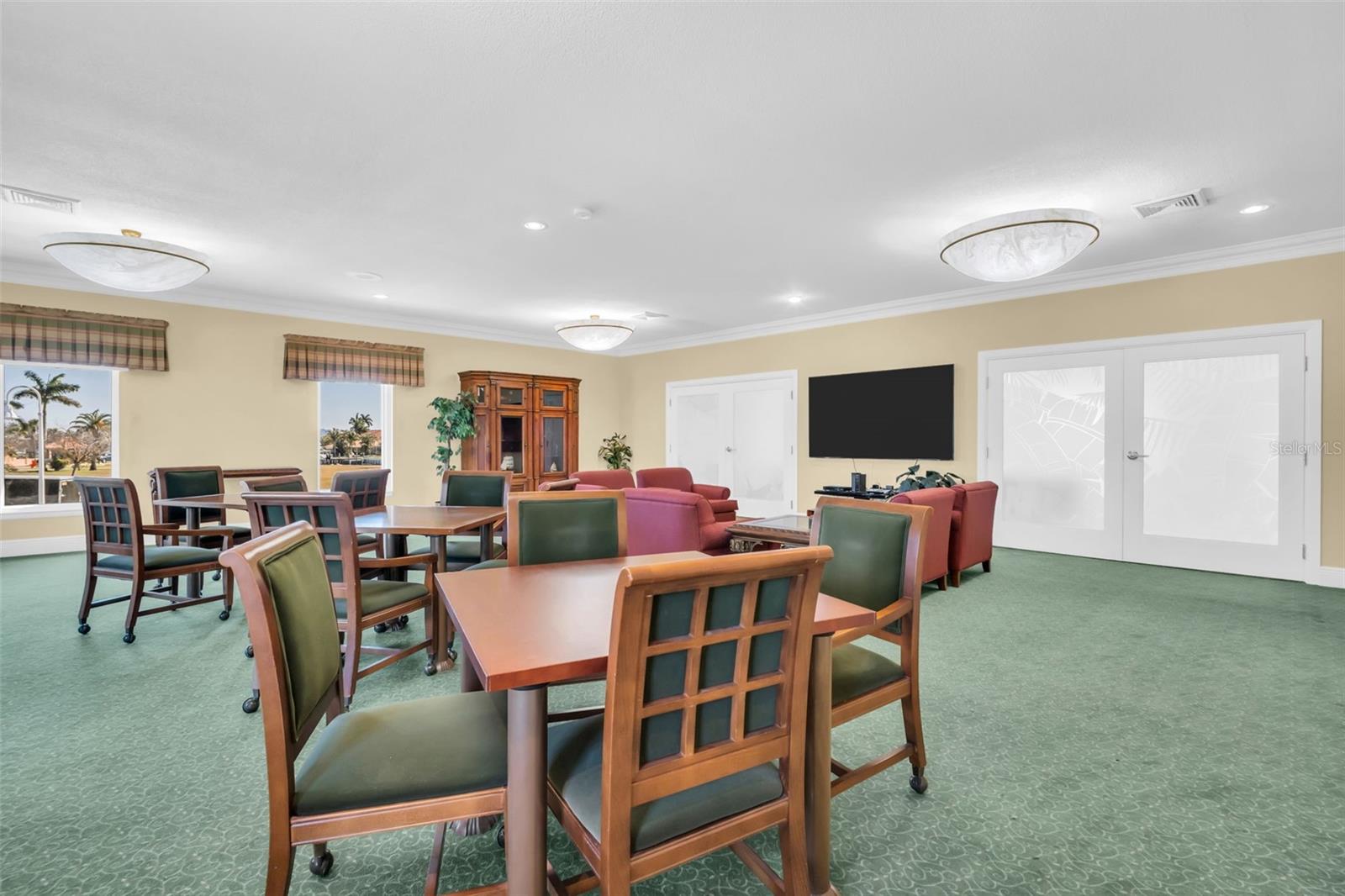 Listing photo id 23 for 4900 Brittany Drive S 1405