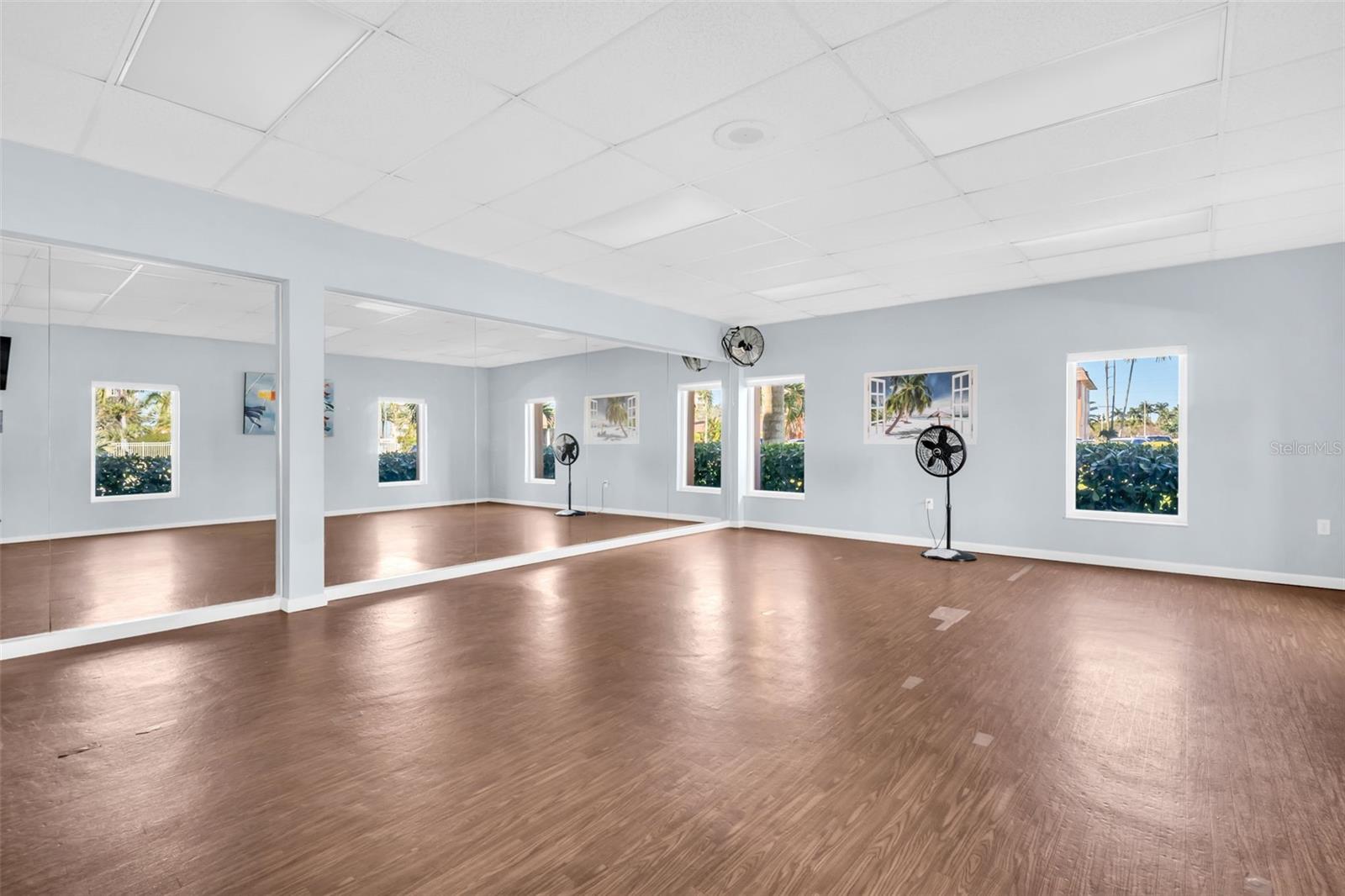 Listing photo id 26 for 4900 Brittany Drive S 1405