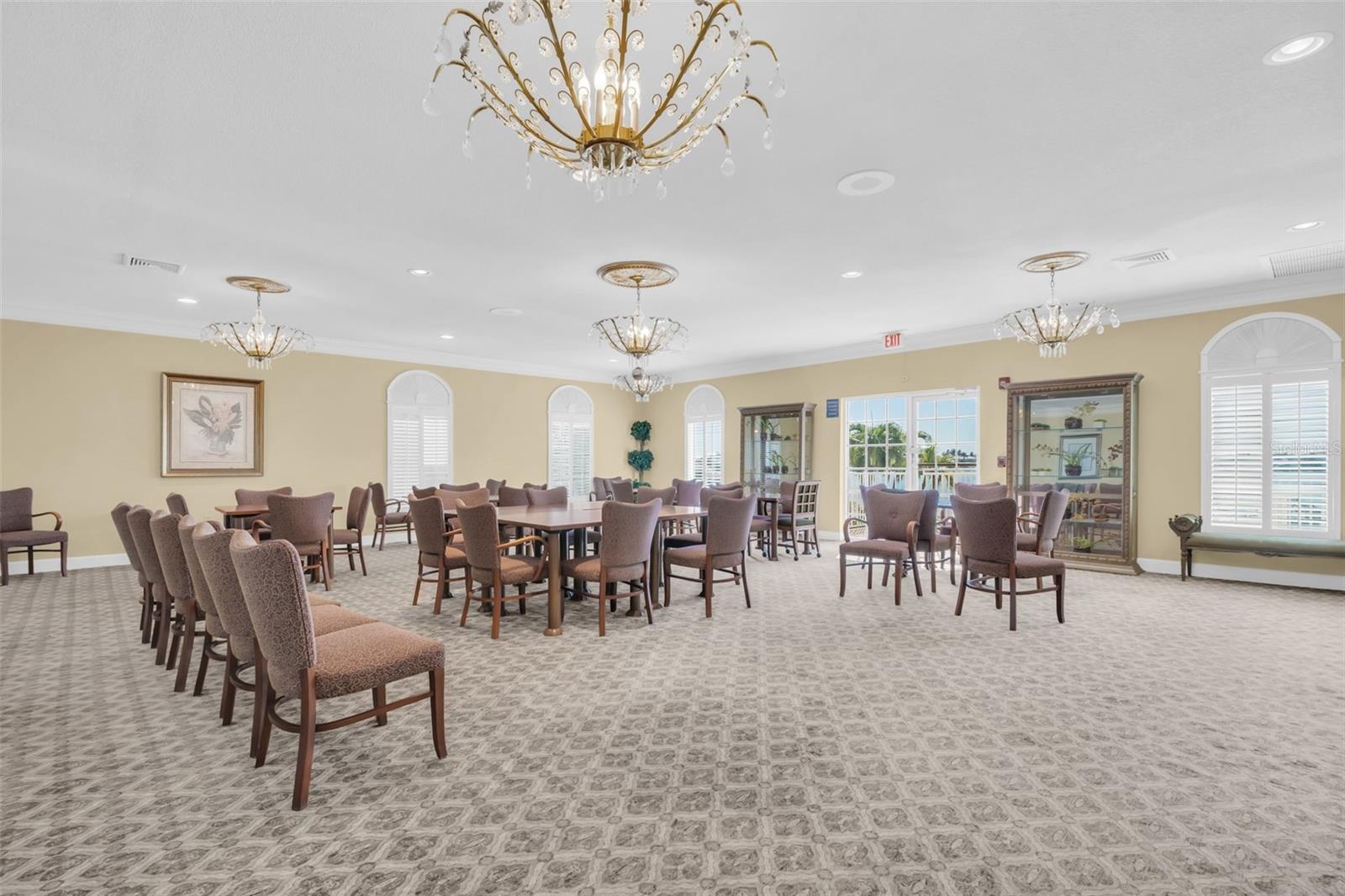 Listing photo id 33 for 4900 Brittany Drive S 1405