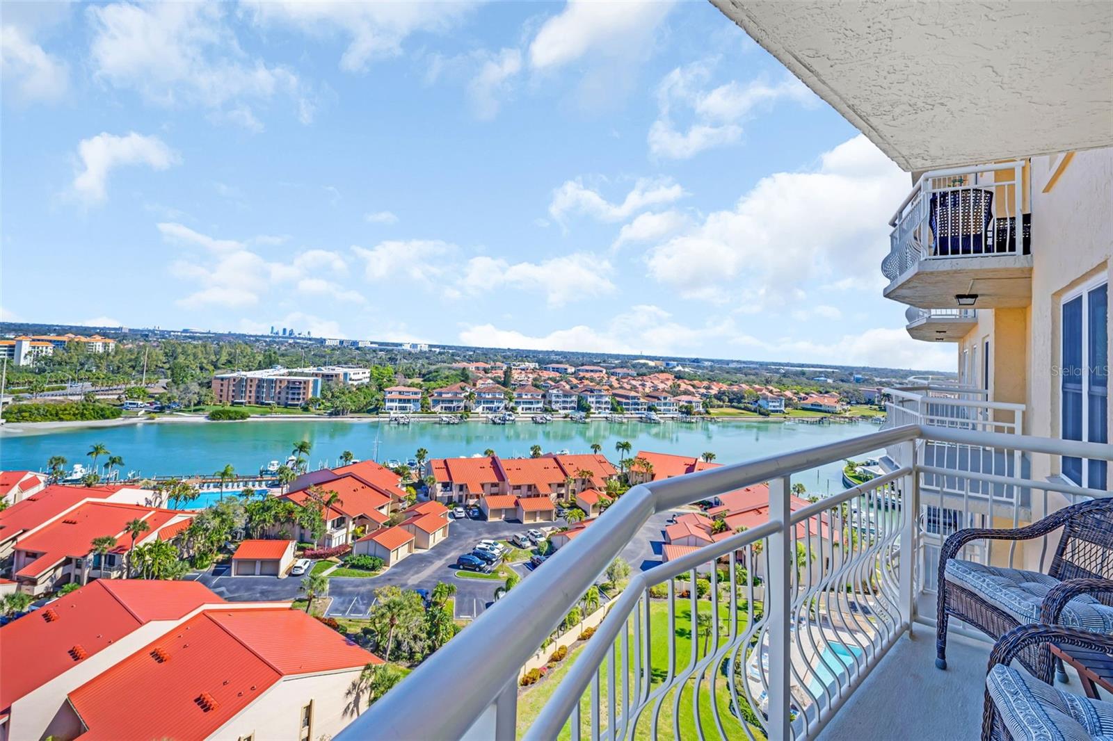 Listing photo id 3 for 4900 Brittany Drive S 1405