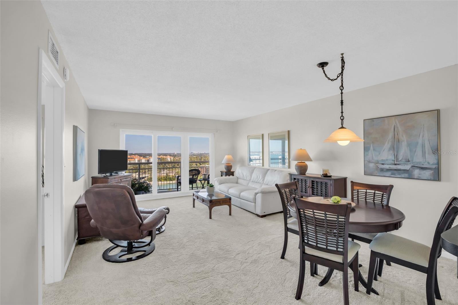 Listing photo id 4 for 4900 Brittany Drive S 1405